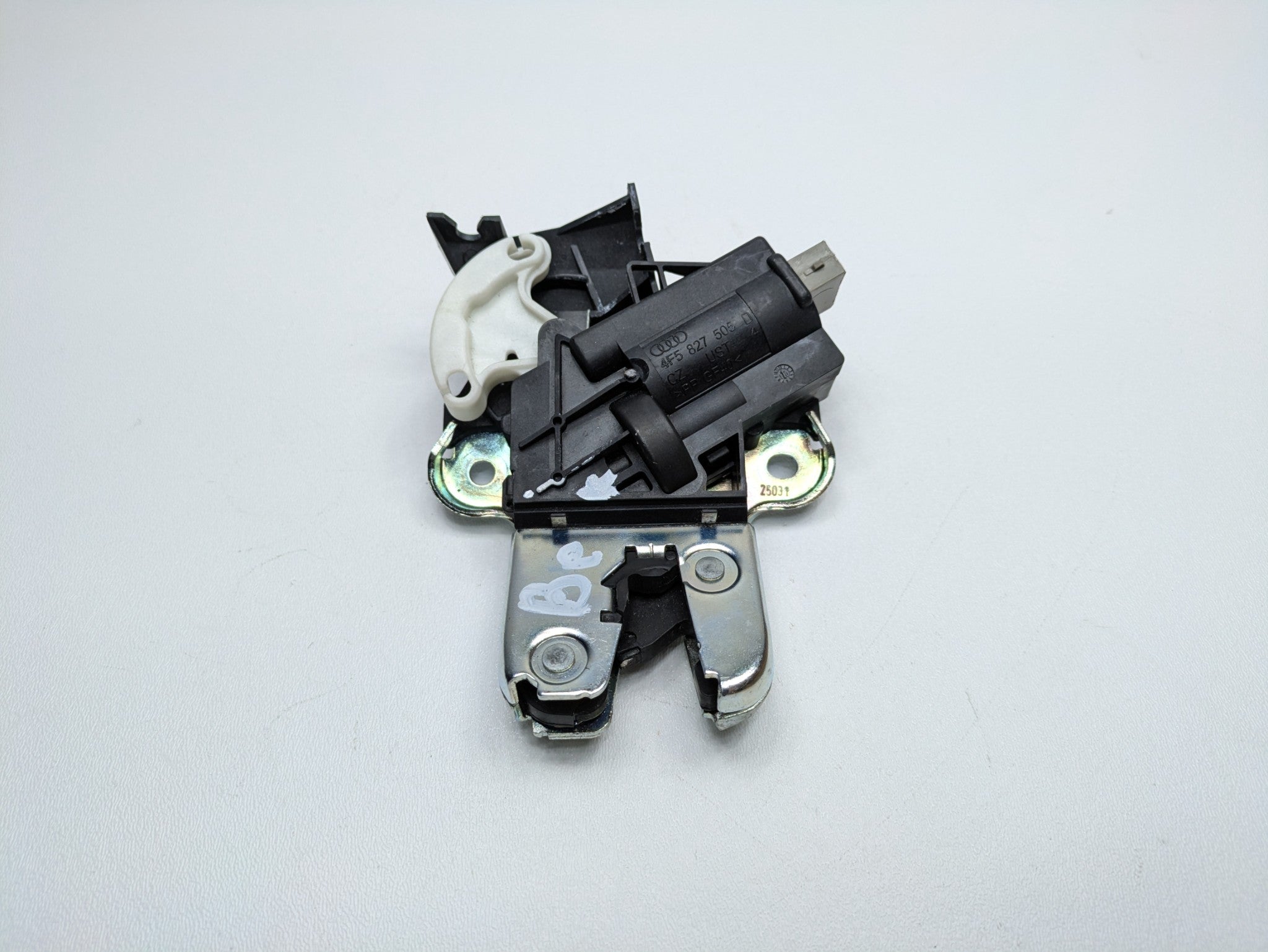 2008 - 2011 OEM AUDI A4 REAR TRUNK LID LATCH LOCK ACTUATOR