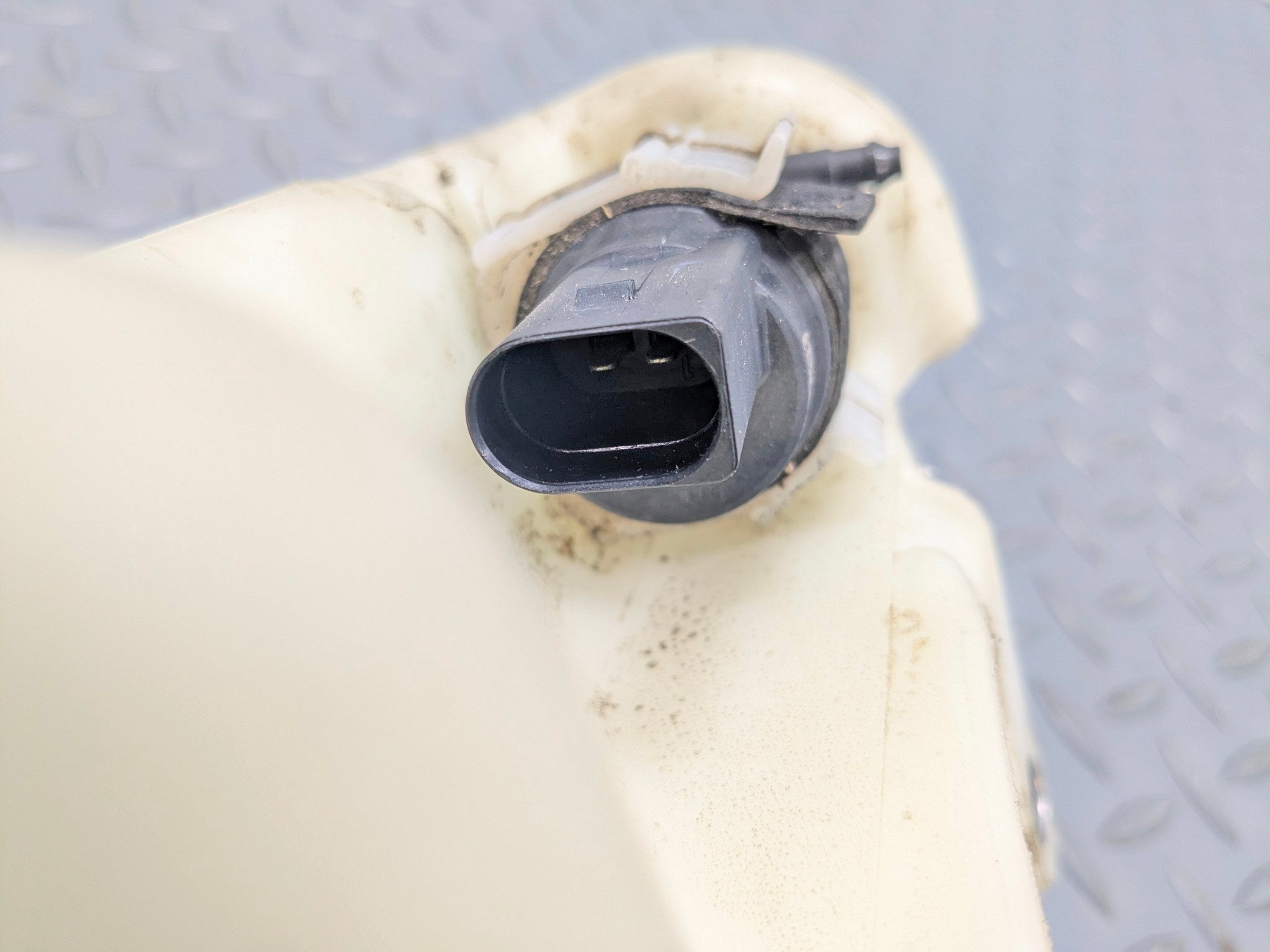 2008 - 2011 OEM AUDI A4 WINDSHIELD WASHER BOTTLE RESERVOIR TANK