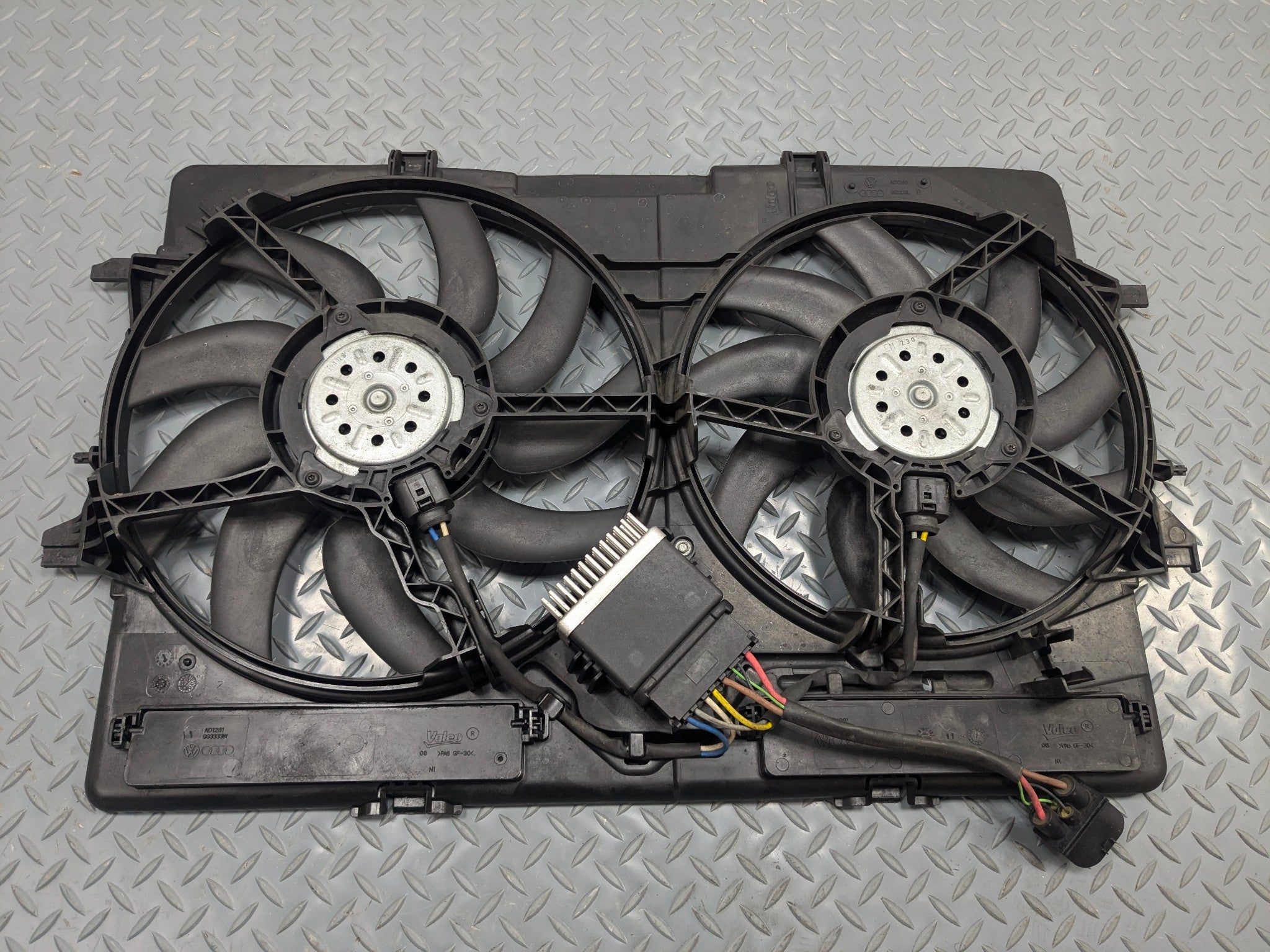 2008 - 2011 OEM AUDI A4 ENGINE RADIATOR ELECTRIC COOLING MOTOR FAN ASSEMBLY