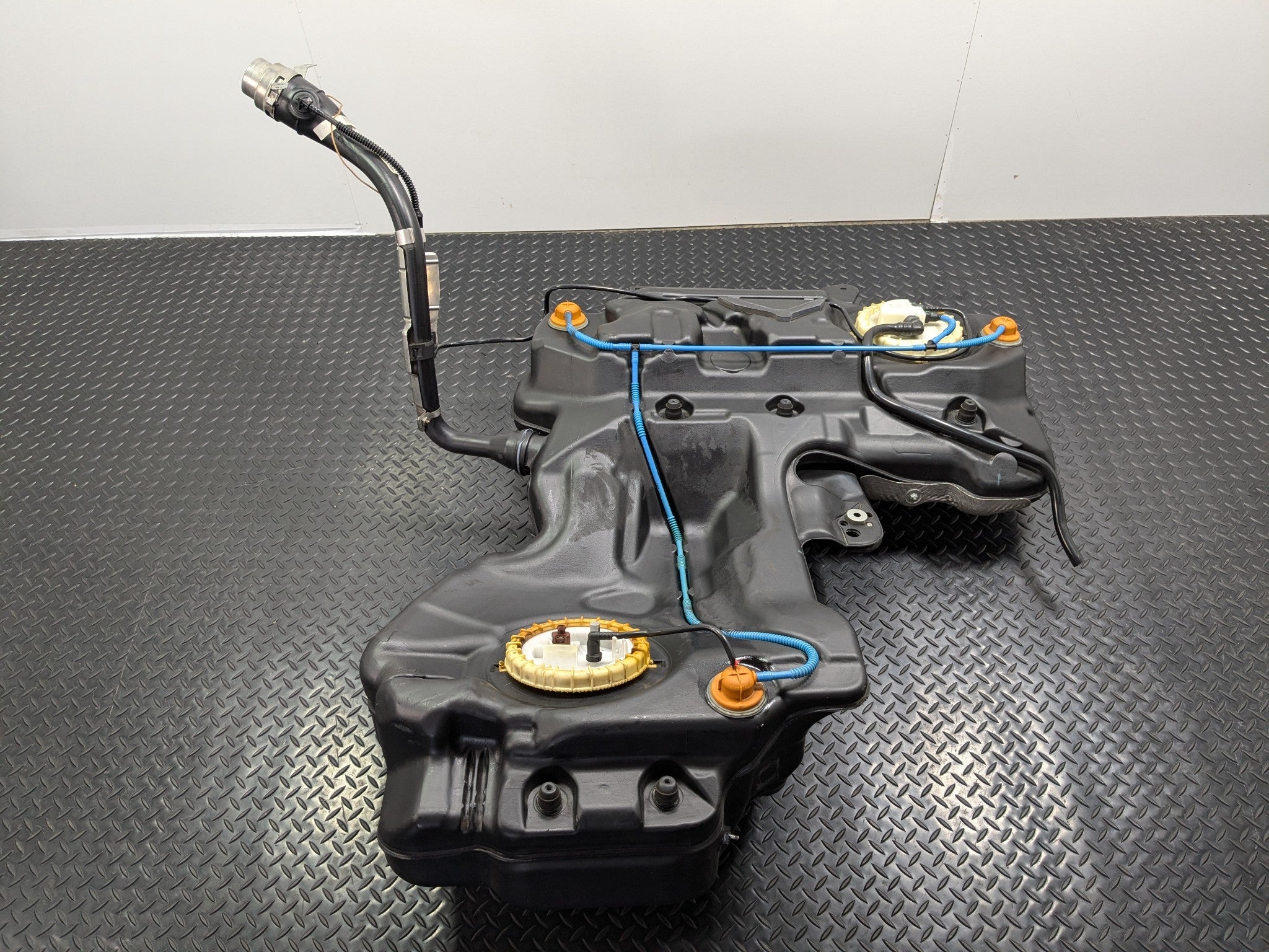2008 - 2011 OEM AUDI A4 FUEL GAS TANK RESERVOIR ASSEMBLY