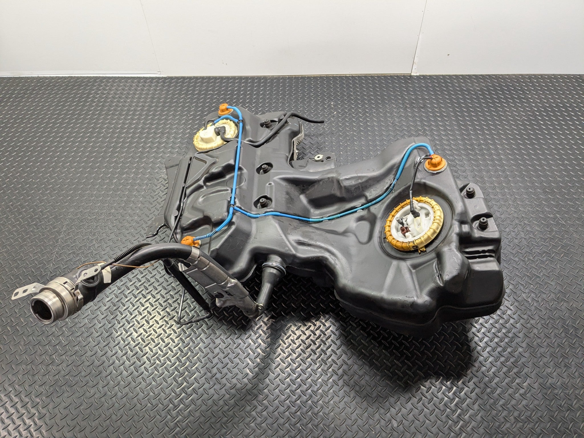 2008 - 2011 OEM AUDI A4 FUEL GAS TANK RESERVOIR ASSEMBLY