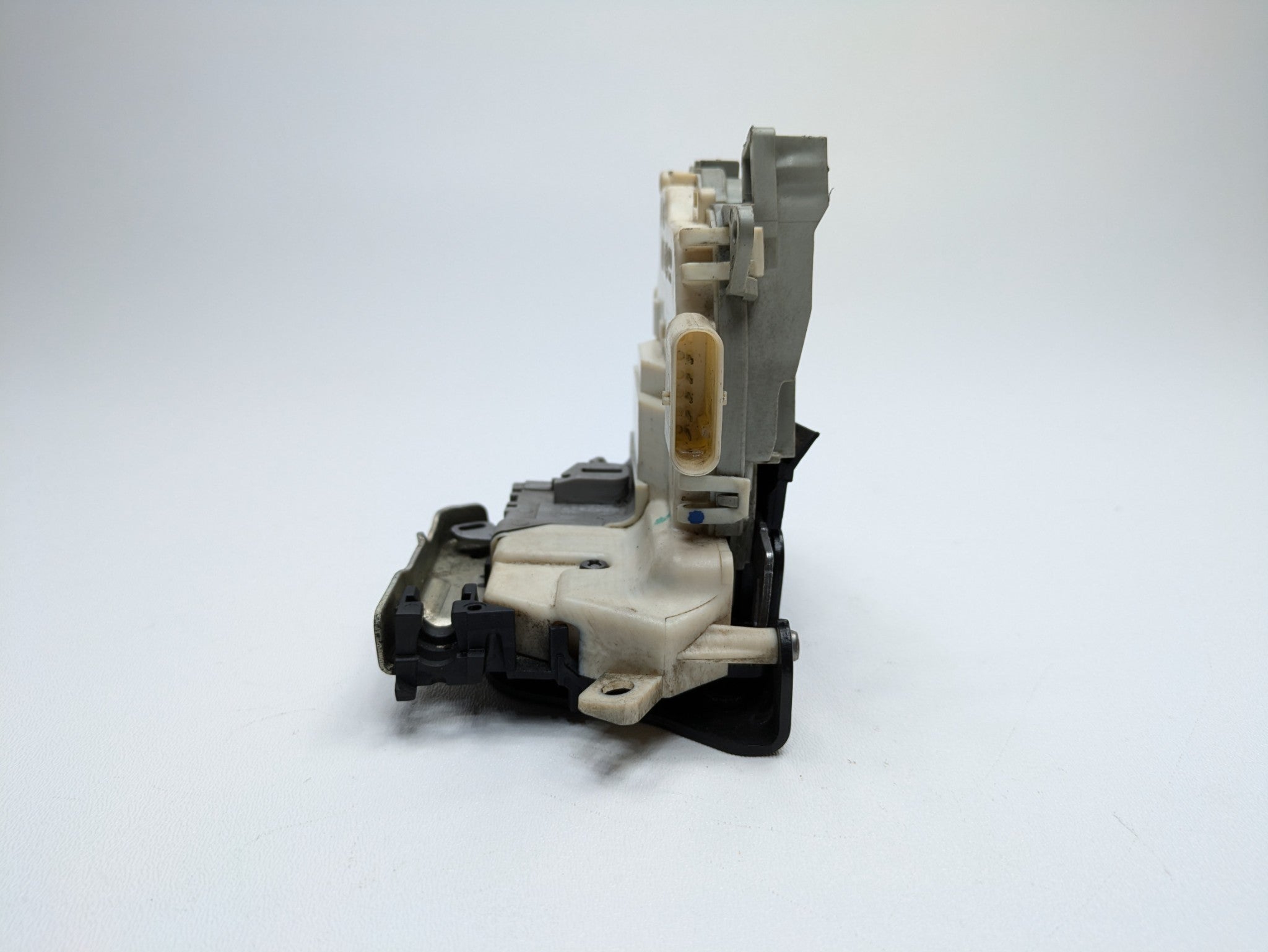 2008 - 2011 OEM AUDI A4 FRONT RIGHT PASSENGER SIDE DOOR LATCH LOCK