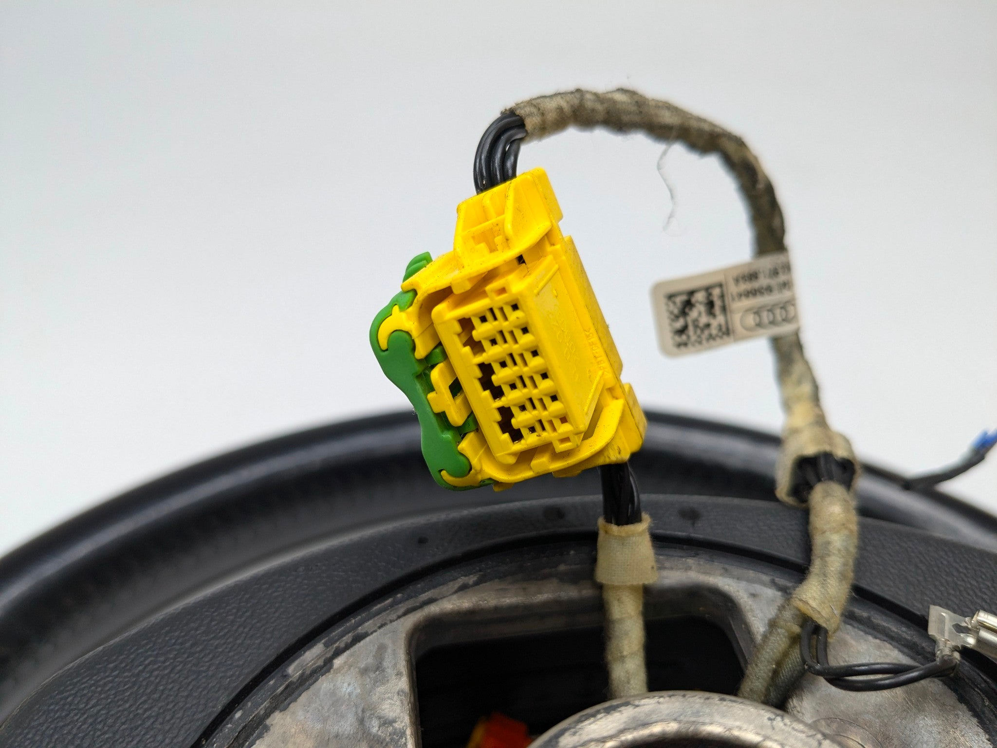 2008 - 2011 OEM AUDI A4 STEERING WHEEL WITH CONTROL SWITCH ASSEMBLY