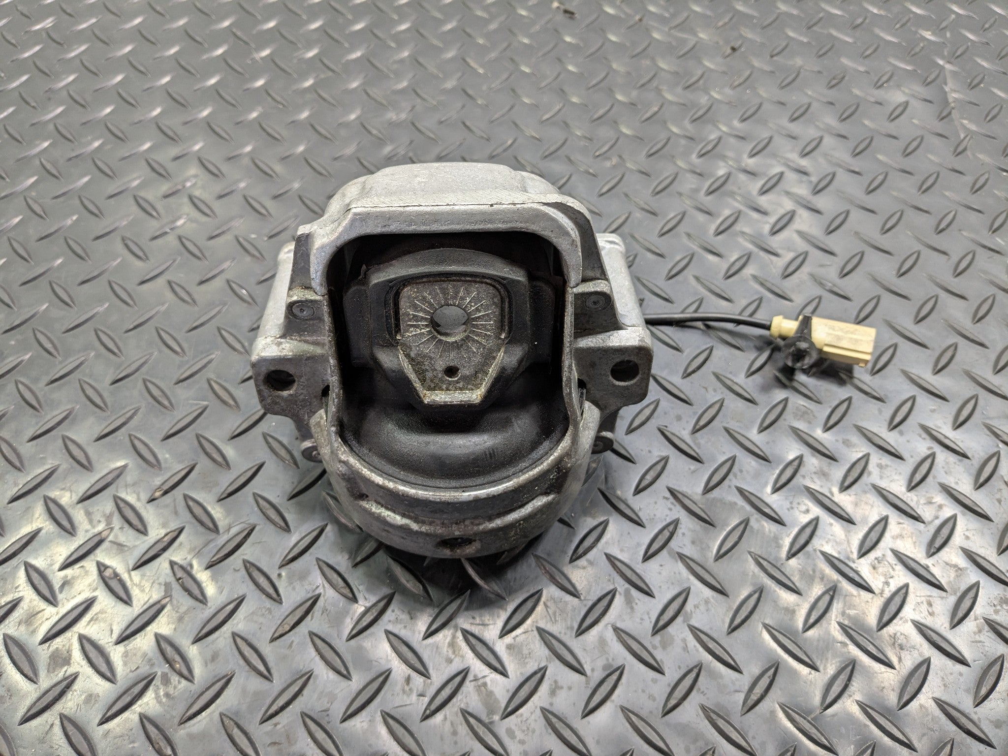 2008 - 2011 OEM AUDI A4 CAEB ENGINE MOTOR MOUNT