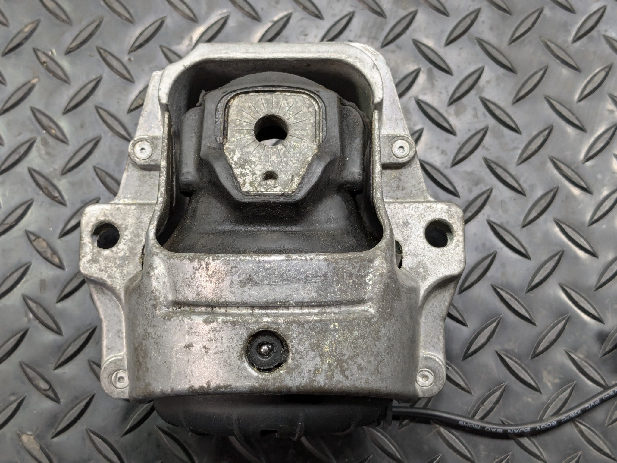 2008 - 2011 OEM AUDI A4 CAEB ENGINE MOTOR MOUNT