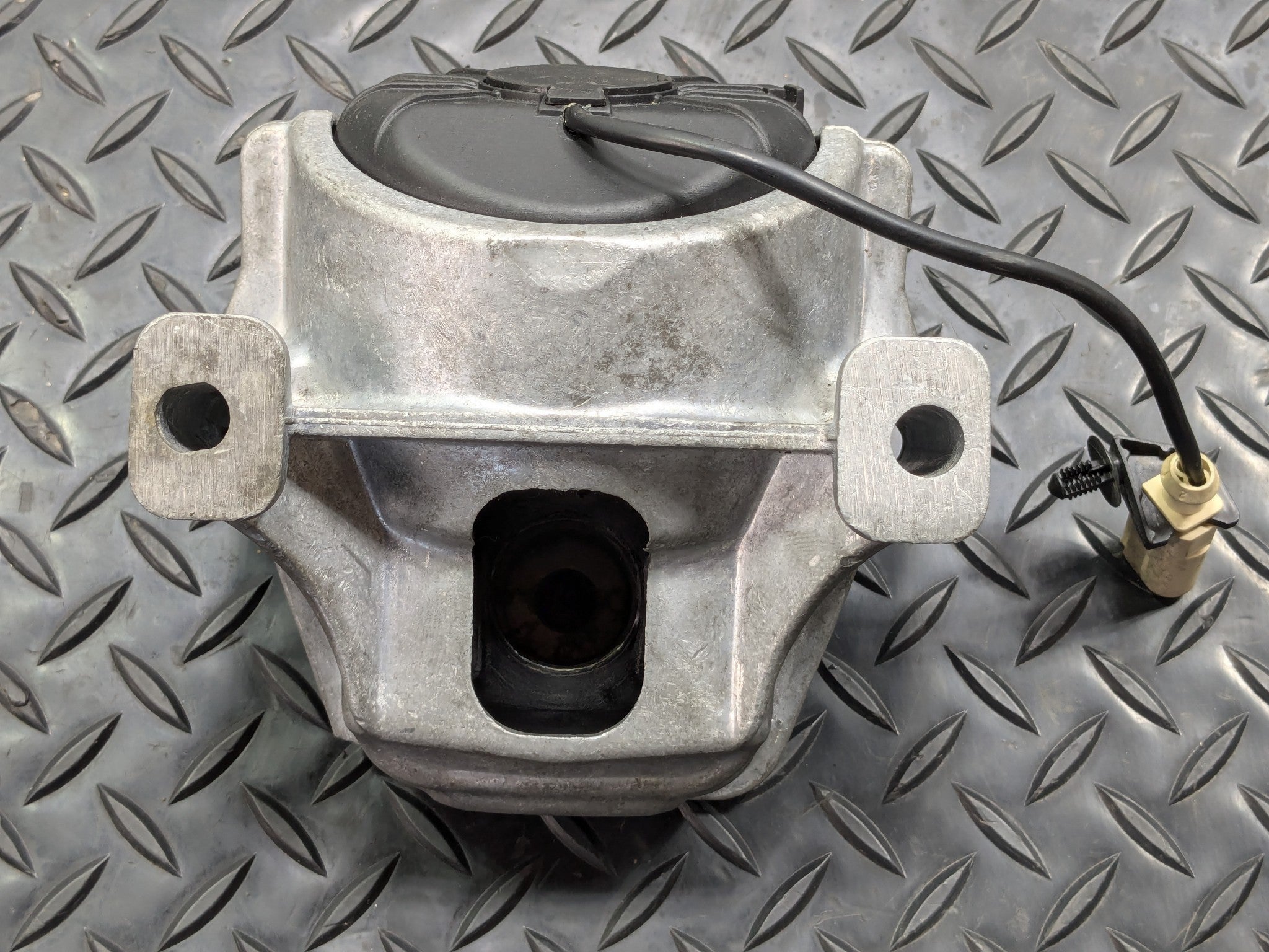 2008 - 2011 OEM AUDI A4 CAEB ENGINE MOTOR MOUNT