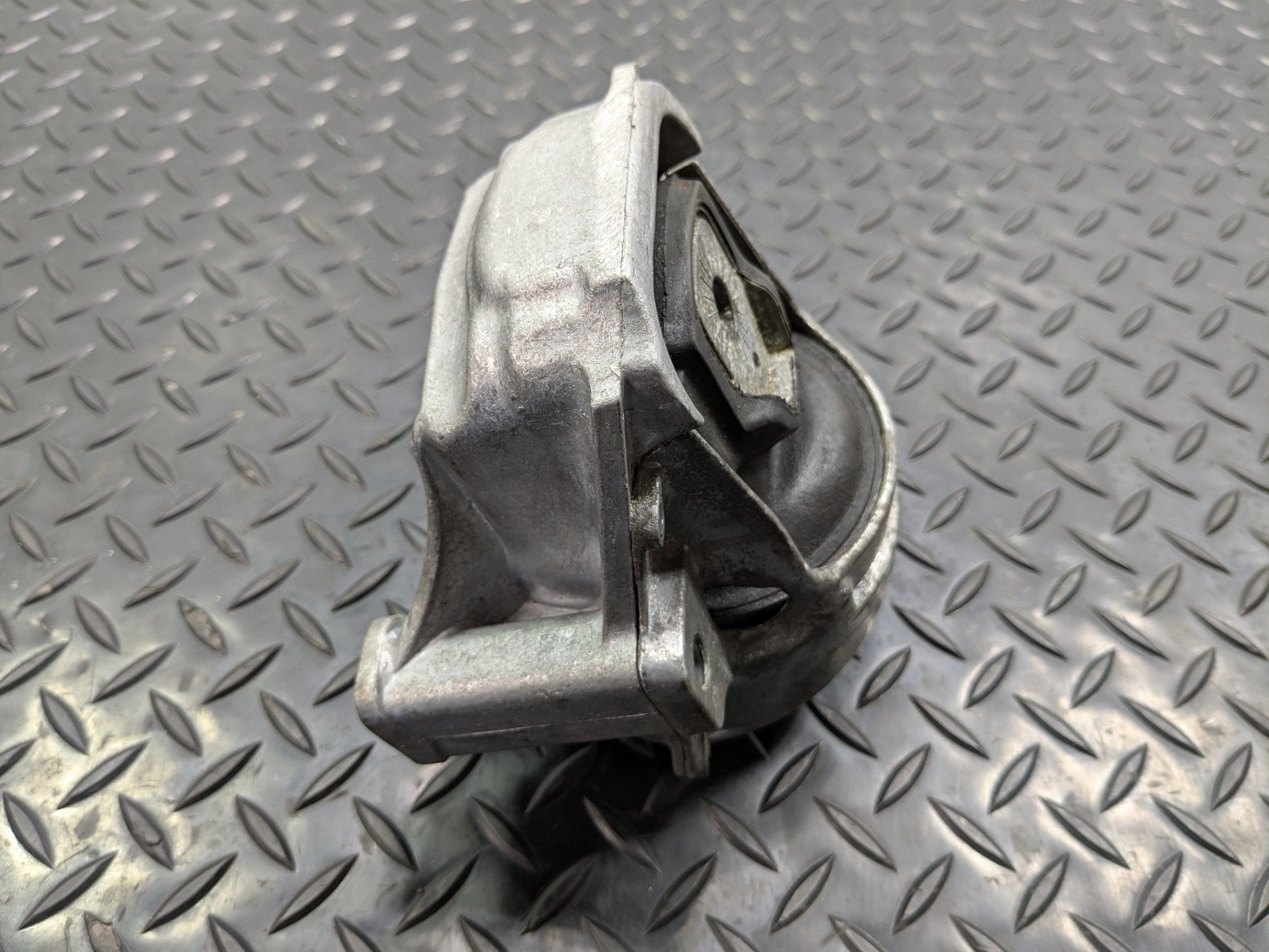 2008 - 2011 OEM AUDI A4 CAEB ENGINE MOTOR MOUNT