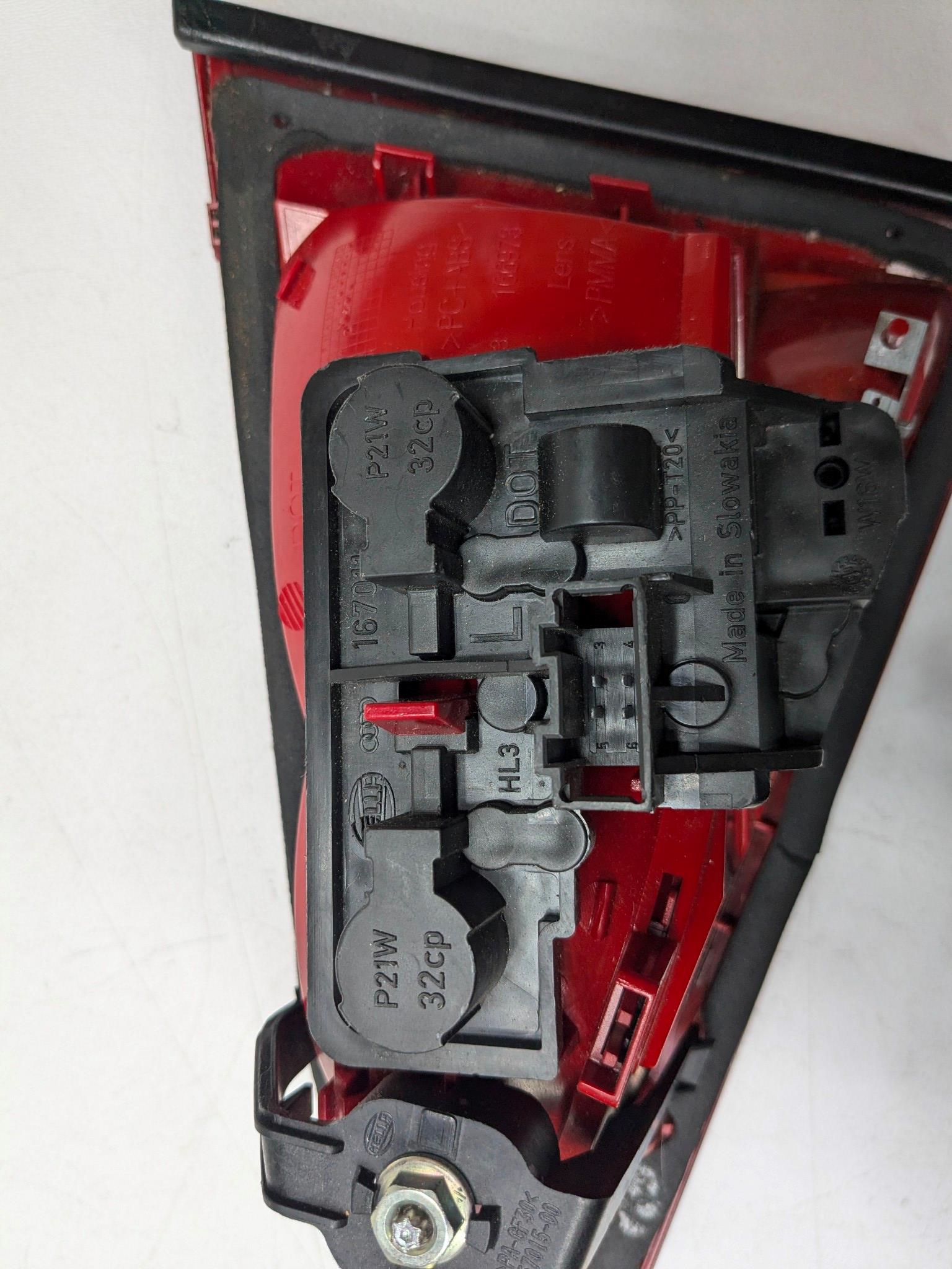 2008 - 2011 OEM AUDI A4 REAR LEFT TAIL LIGHT BRAKE LAMP LID ASSEMBLY