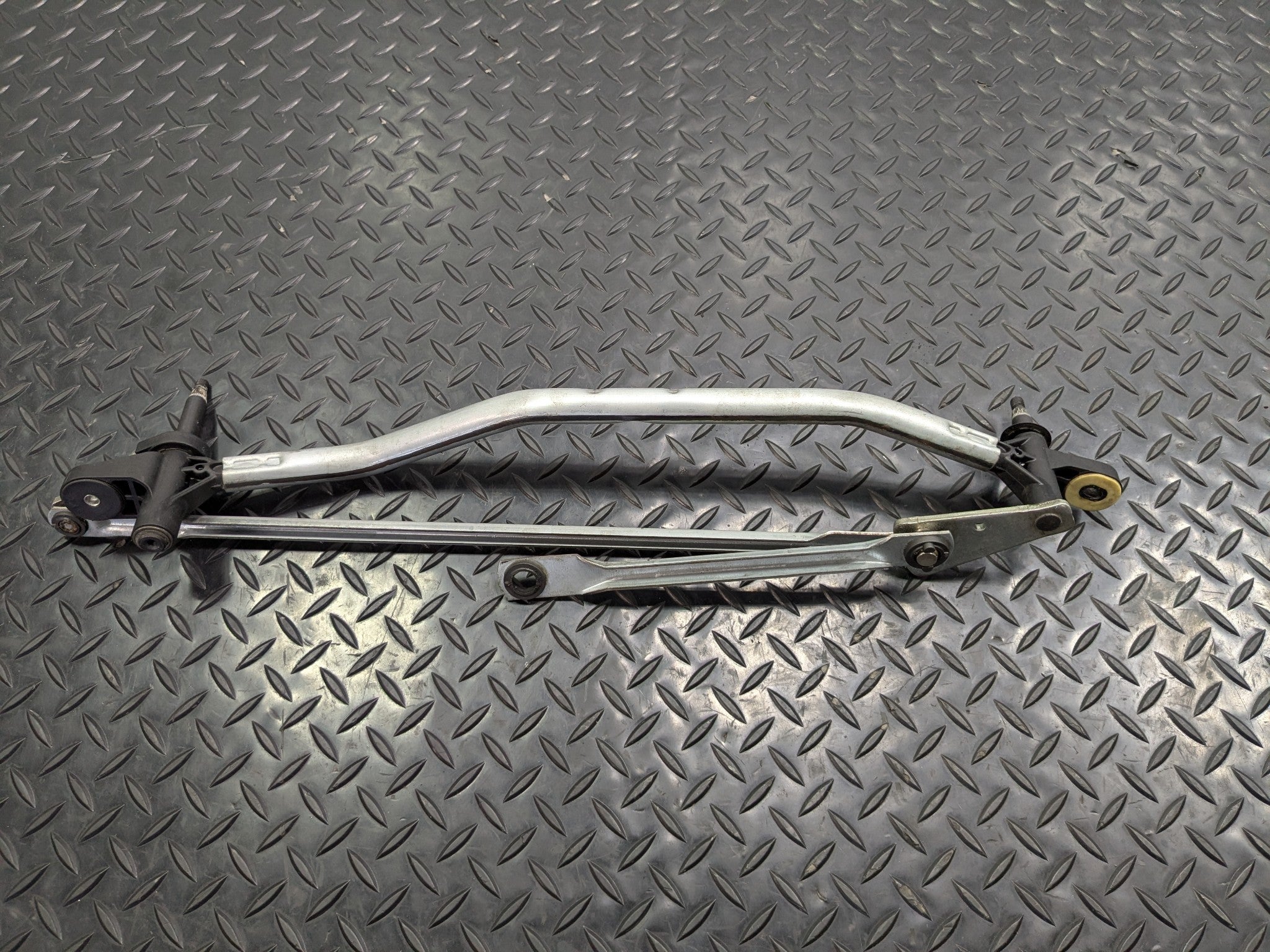 2008 - 2011 OEM AUDI A4 FRONT WINDSHIELD WIPER TRANSMISSION LINKAGE