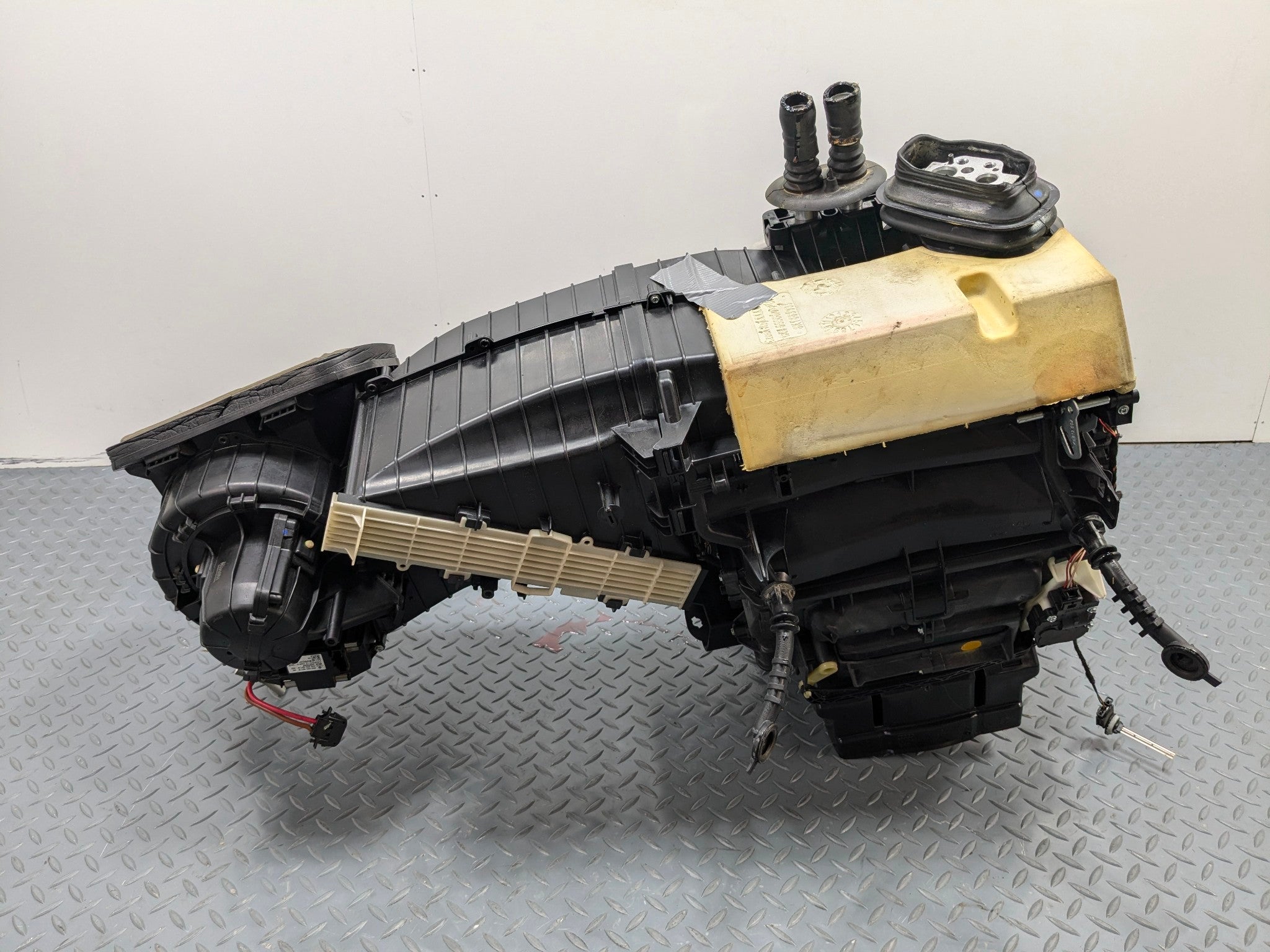 2008 - 2011 OEM AUDI A4 HVAC EVAPORATOR HEATER CORE HOUSING BOX ASSEMBLY