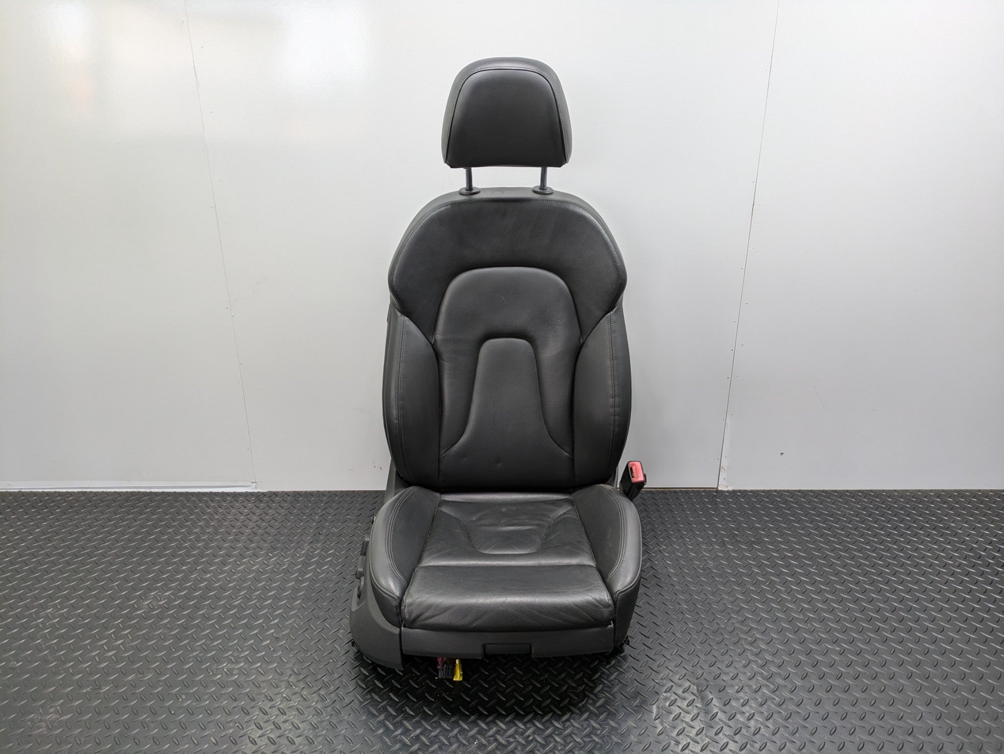 2008 - 2011 OEM AUDI A4 FRONT RIGHT PASSENGER SEAT WITH HEADREST BLACK LEATHER