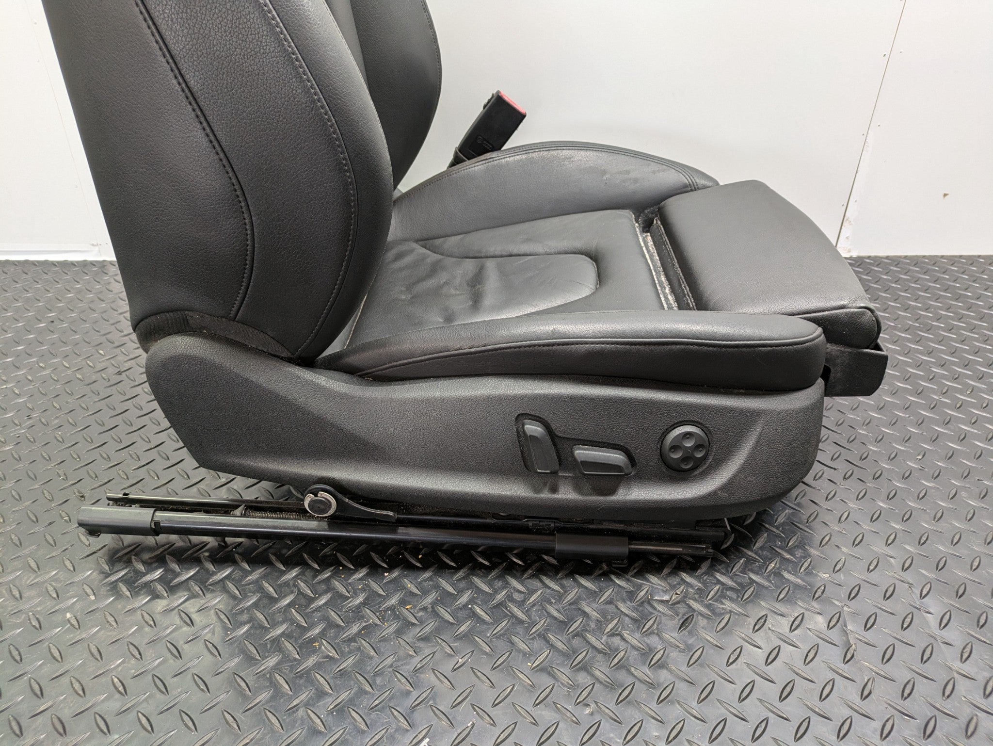 2008 - 2011 OEM AUDI A4 FRONT RIGHT PASSENGER SEAT WITH HEADREST BLACK LEATHER