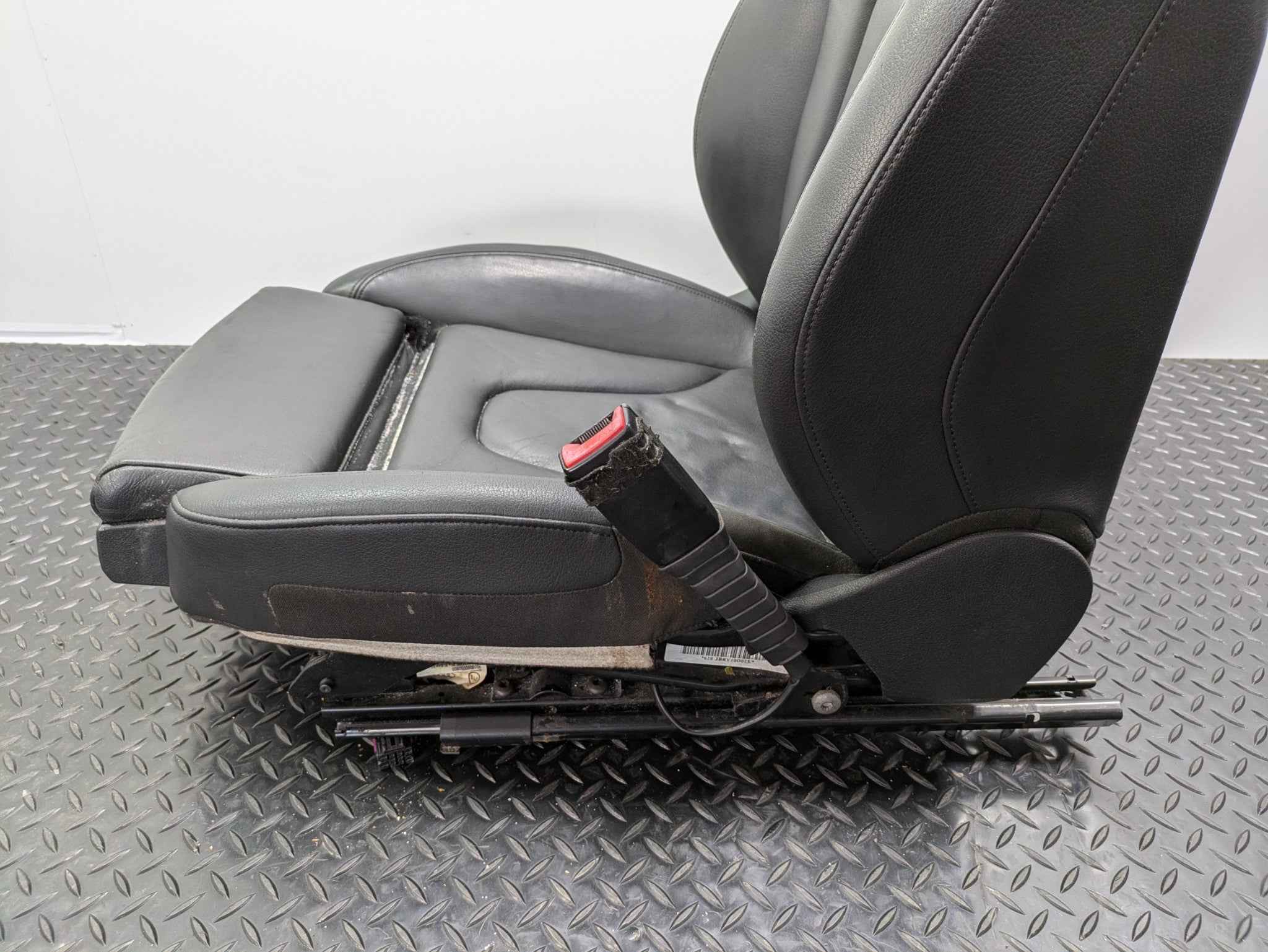 2008 - 2011 OEM AUDI A4 FRONT RIGHT PASSENGER SEAT WITH HEADREST BLACK LEATHER