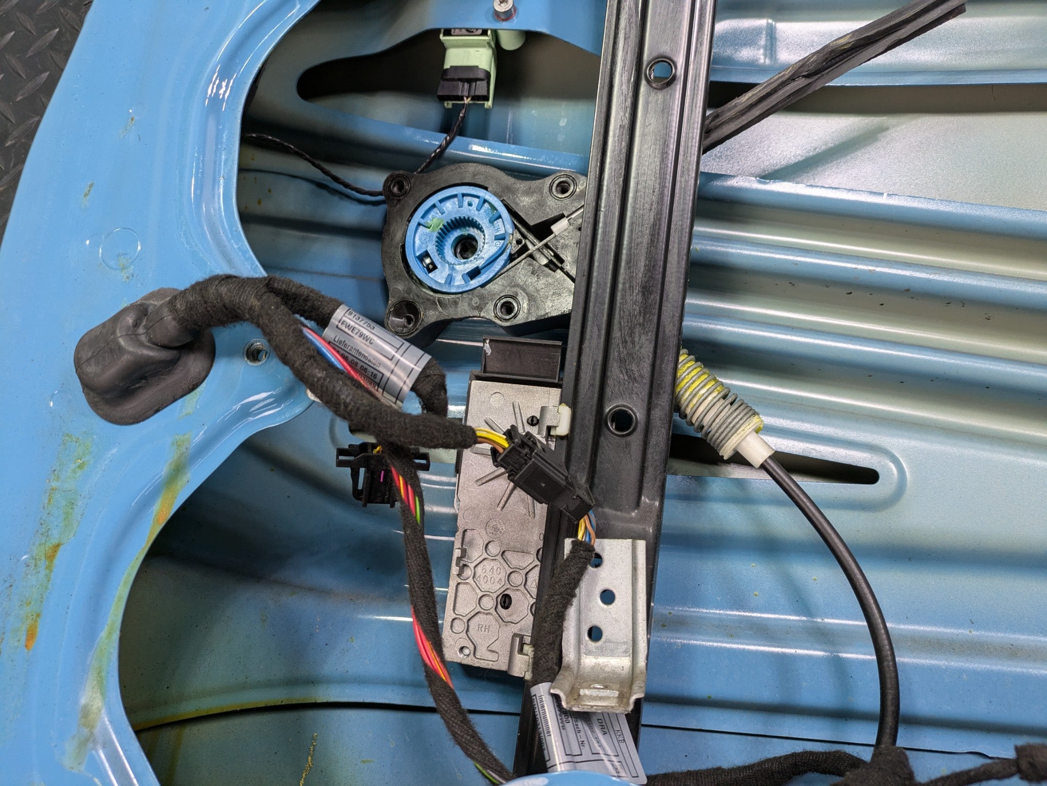 2006 - 2013 OEM MINI COOPER FRONT RIGHT SIDE DOOR SHELL PANEL MODERATE BLUE