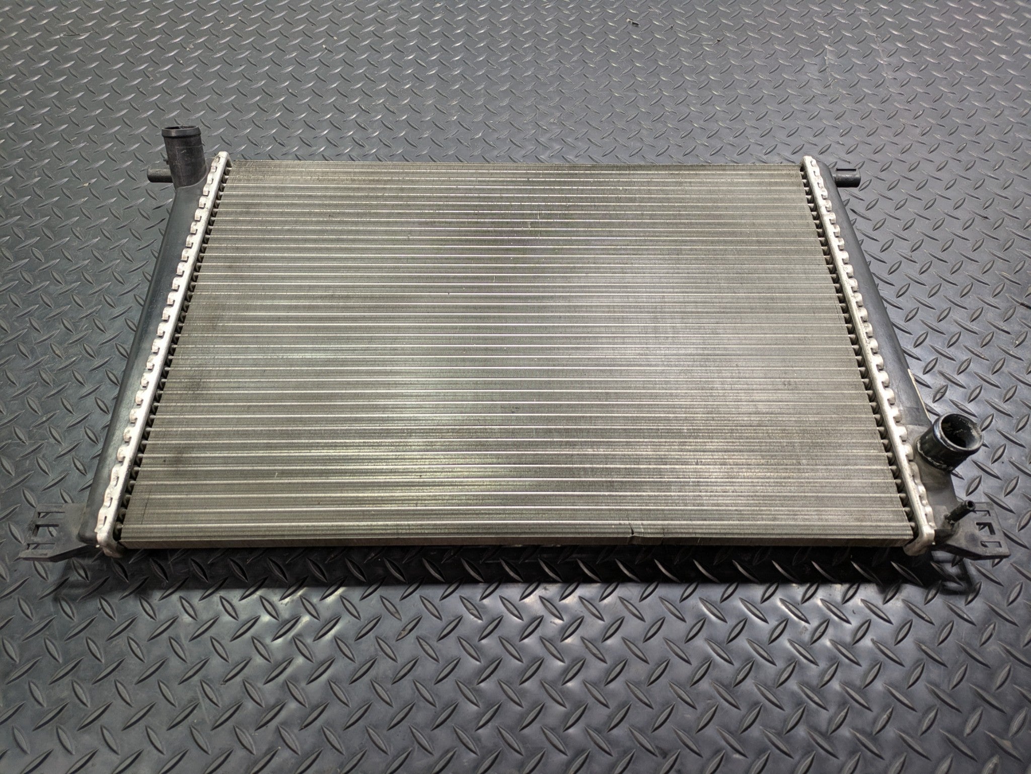 2006 - 2013 OEM MINI COOPER FRONT ENGINE MOTOR COOLING RADIATOR COMPONENT