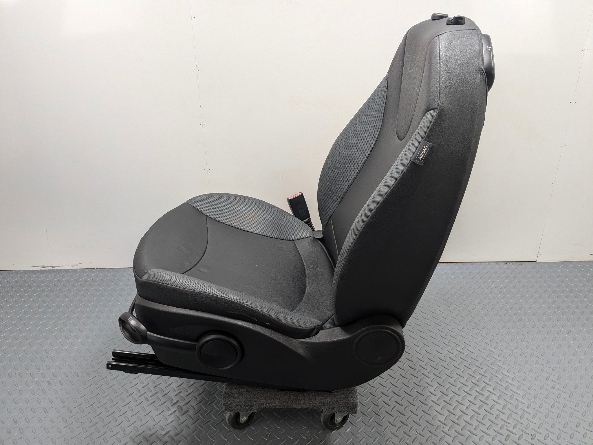 2006 - 2013 OEM MINI COOPER FRONT LEFT DRIVER SIDE SEAT WITH SEATBELT BUCKLE