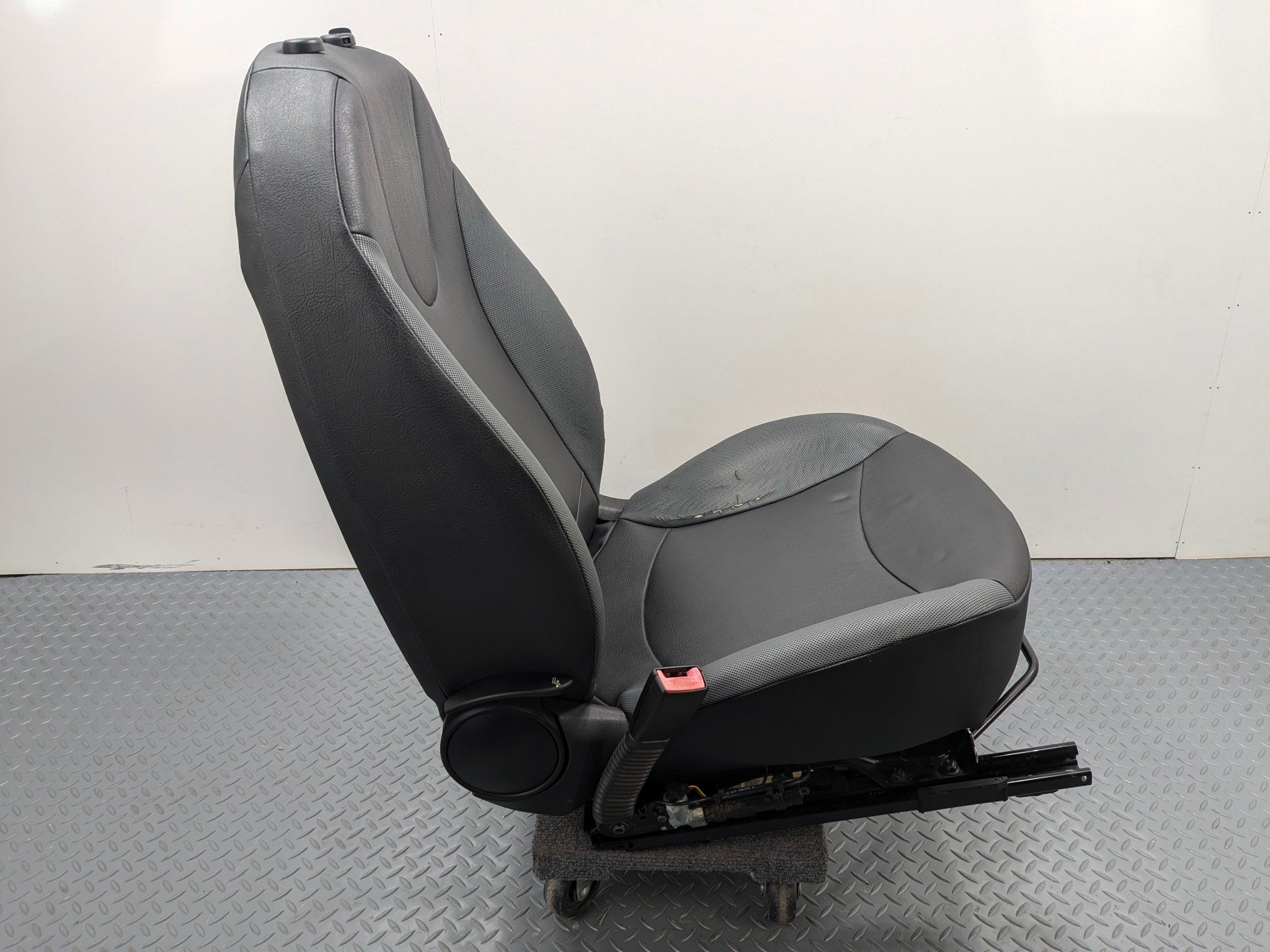 2006 - 2013 OEM MINI COOPER FRONT LEFT DRIVER SIDE SEAT WITH SEATBELT BUCKLE