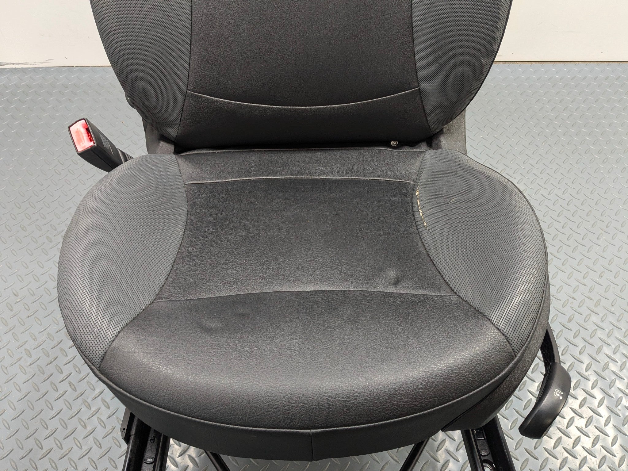 2006 - 2013 OEM MINI COOPER FRONT LEFT DRIVER SIDE SEAT WITH SEATBELT BUCKLE