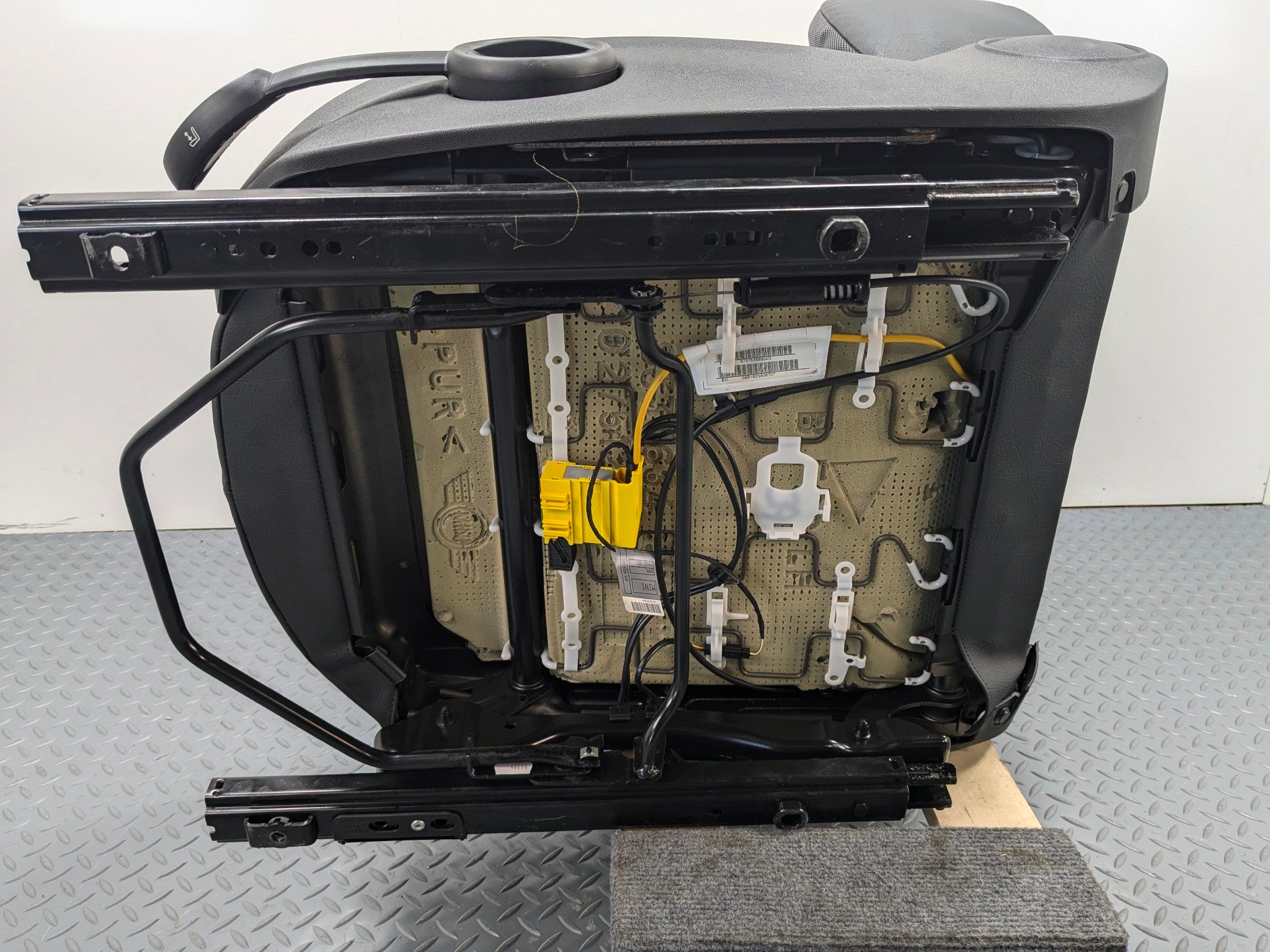 2006 - 2013 OEM MINI COOPER FRONT LEFT DRIVER SIDE SEAT WITH SEATBELT BUCKLE