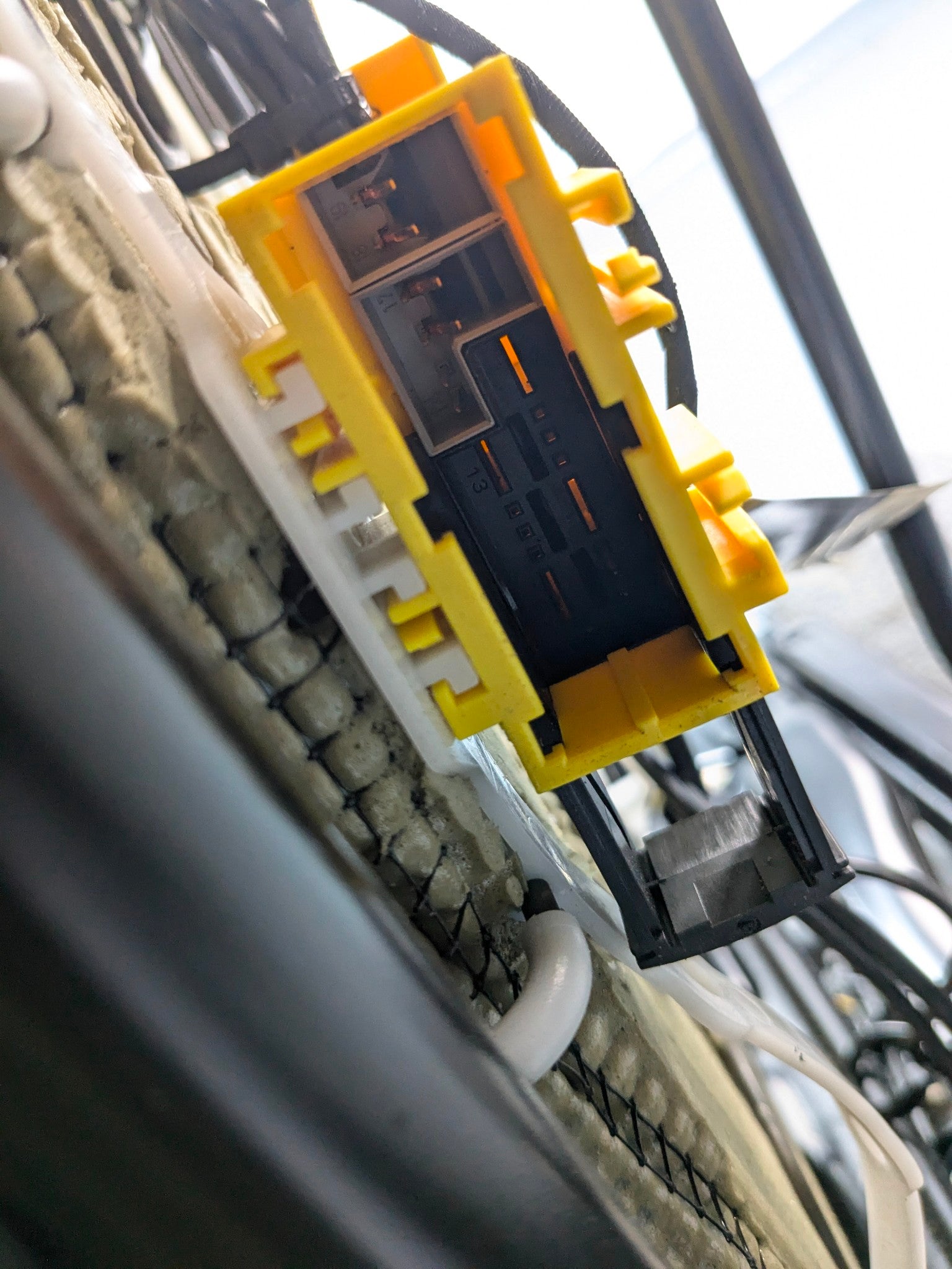 2006 - 2013 OEM MINI COOPER FRONT LEFT DRIVER SIDE SEAT WITH SEATBELT BUCKLE