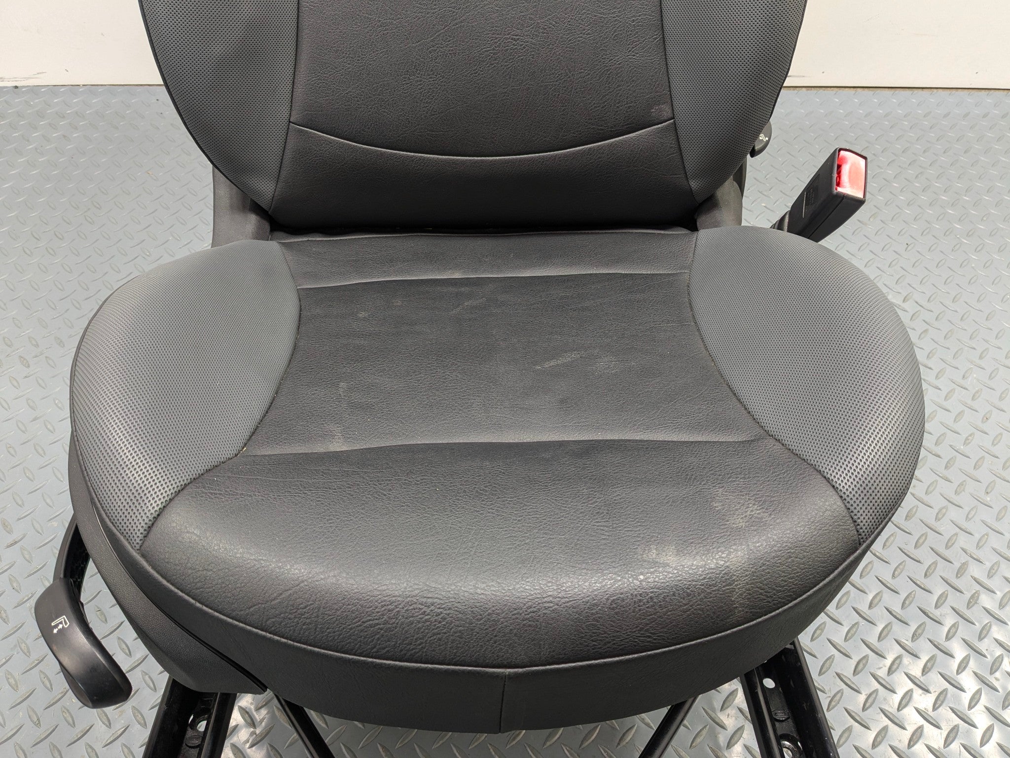 2006 - 2013 OEM MINI COOPER FRONT RIGHT PASSENGER SIDE SEAT WITH SEATBELT BUCKLE