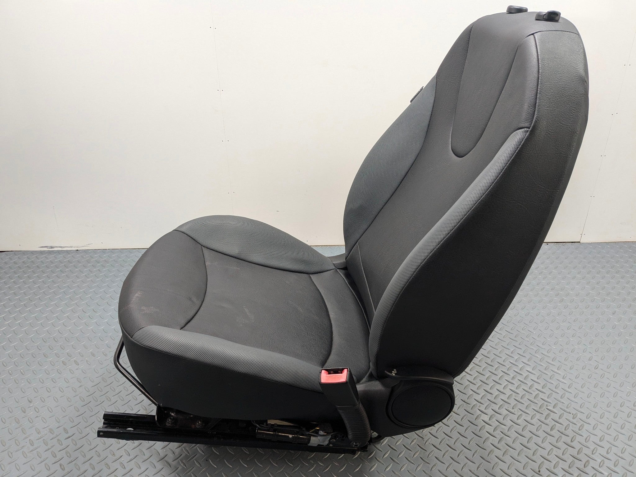 2006 - 2013 OEM MINI COOPER FRONT RIGHT PASSENGER SIDE SEAT WITH SEATBELT BUCKLE