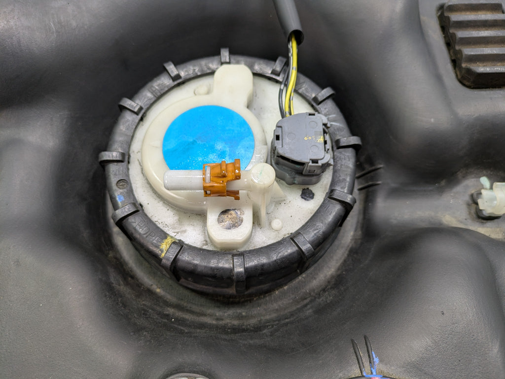 05 - 10 OEM HONDA ODYSSEY FUEL TANK RESERVOIR ASSEMBLY