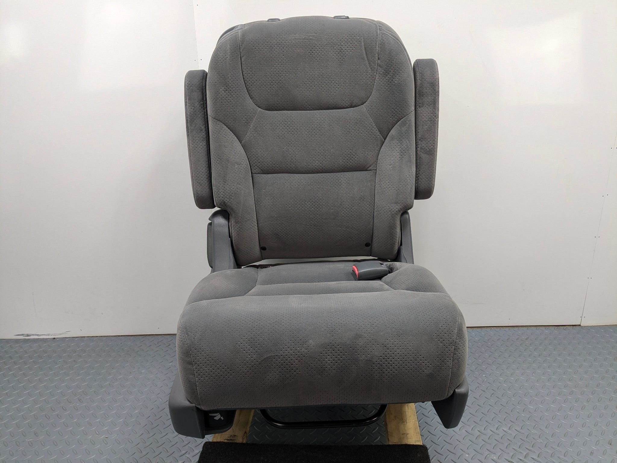05 - 10 OEM HONDA ODYSSEY REAR RIGHT SIDE SECOND ROW SEAT WITH SEATBELT BUCKLE