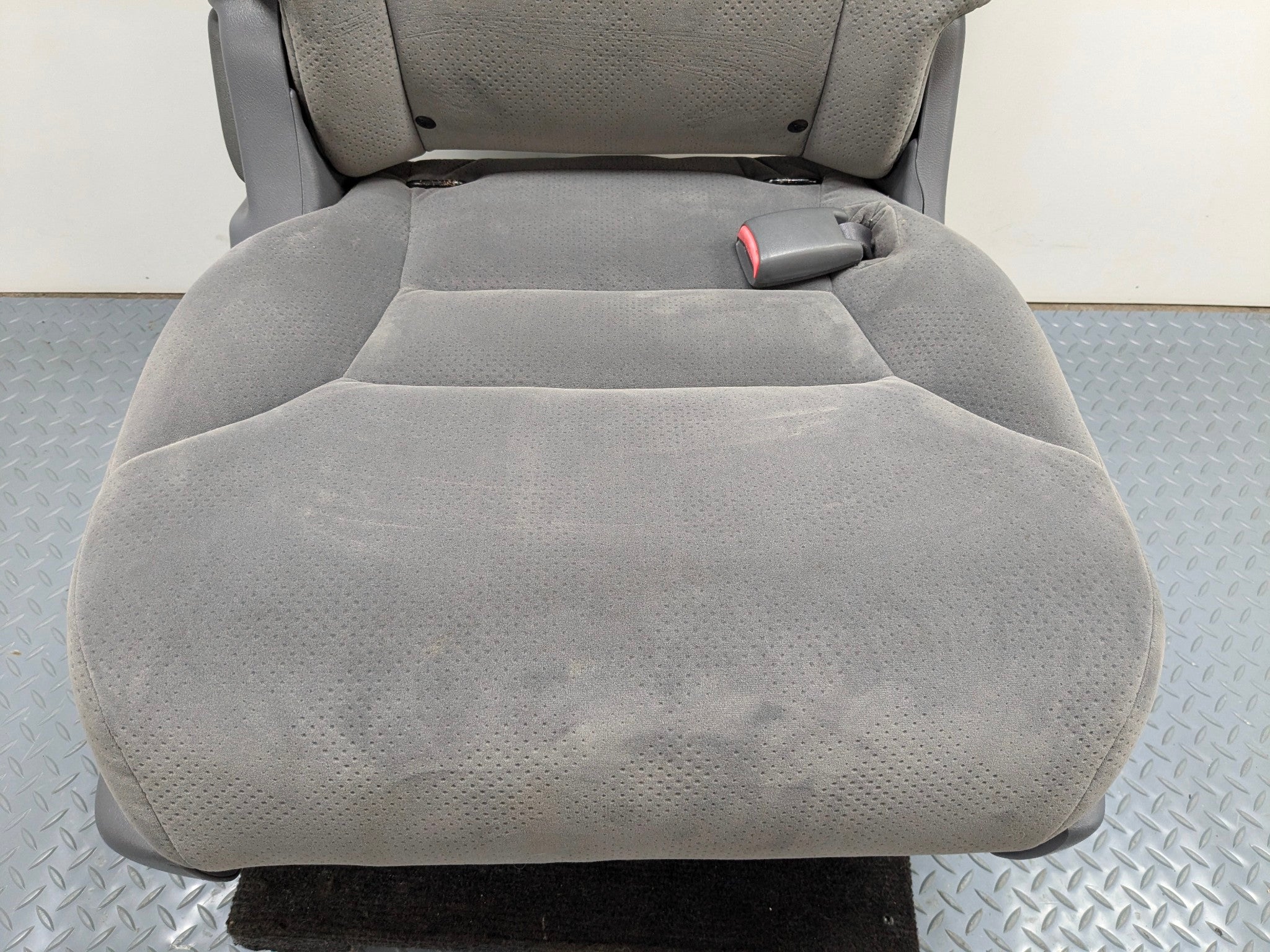 05 - 10 OEM HONDA ODYSSEY REAR RIGHT SIDE SECOND ROW SEAT WITH SEATBELT BUCKLE