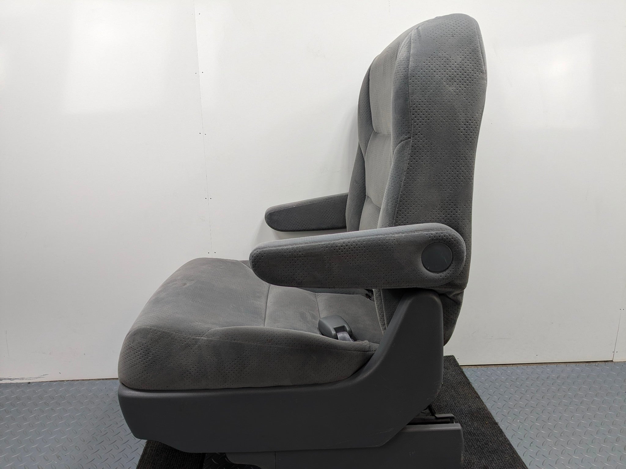 05 - 10 OEM HONDA ODYSSEY REAR RIGHT SIDE SECOND ROW SEAT WITH SEATBELT BUCKLE