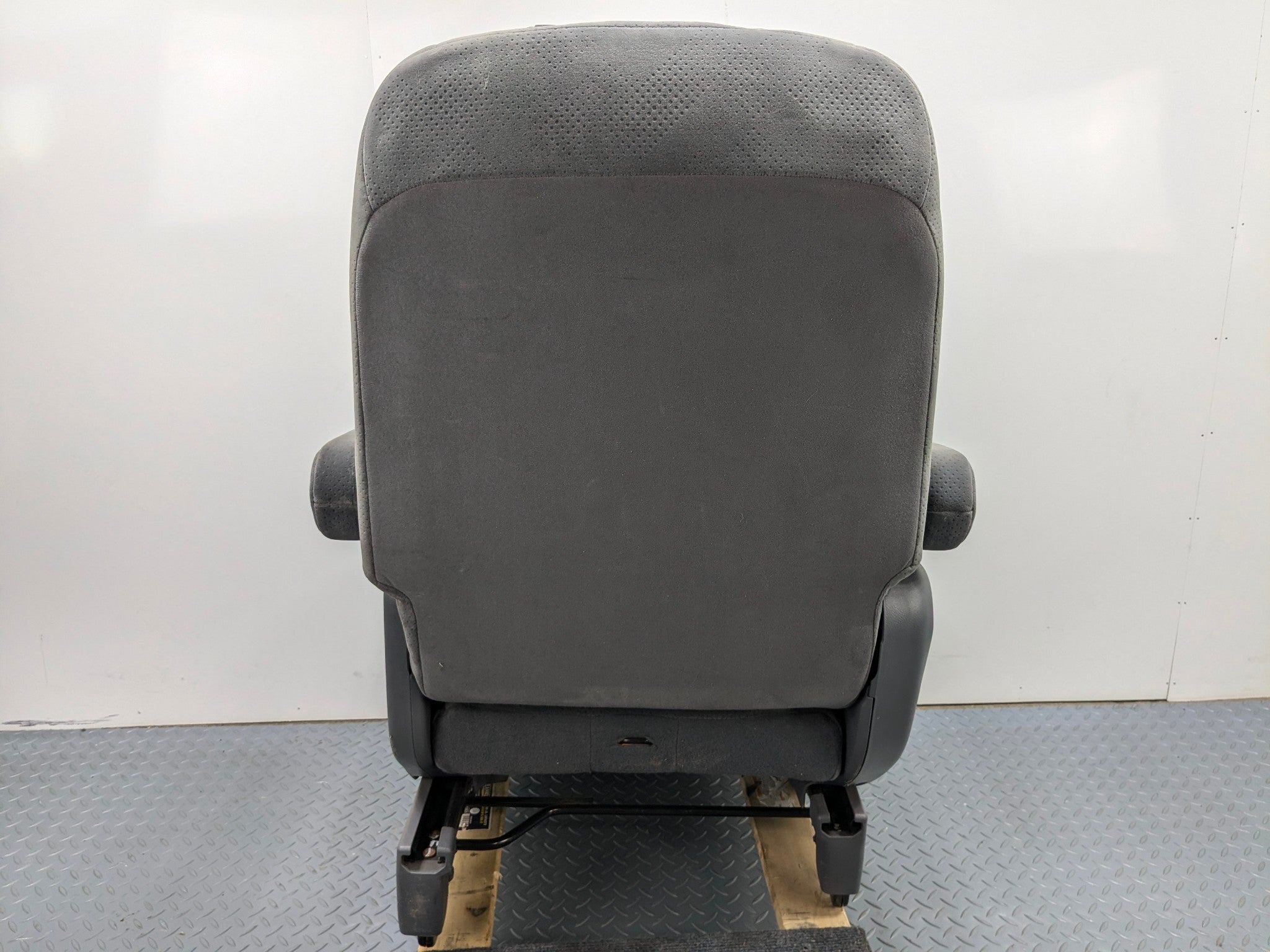 05 - 10 OEM HONDA ODYSSEY REAR RIGHT SIDE SECOND ROW SEAT WITH SEATBELT BUCKLE