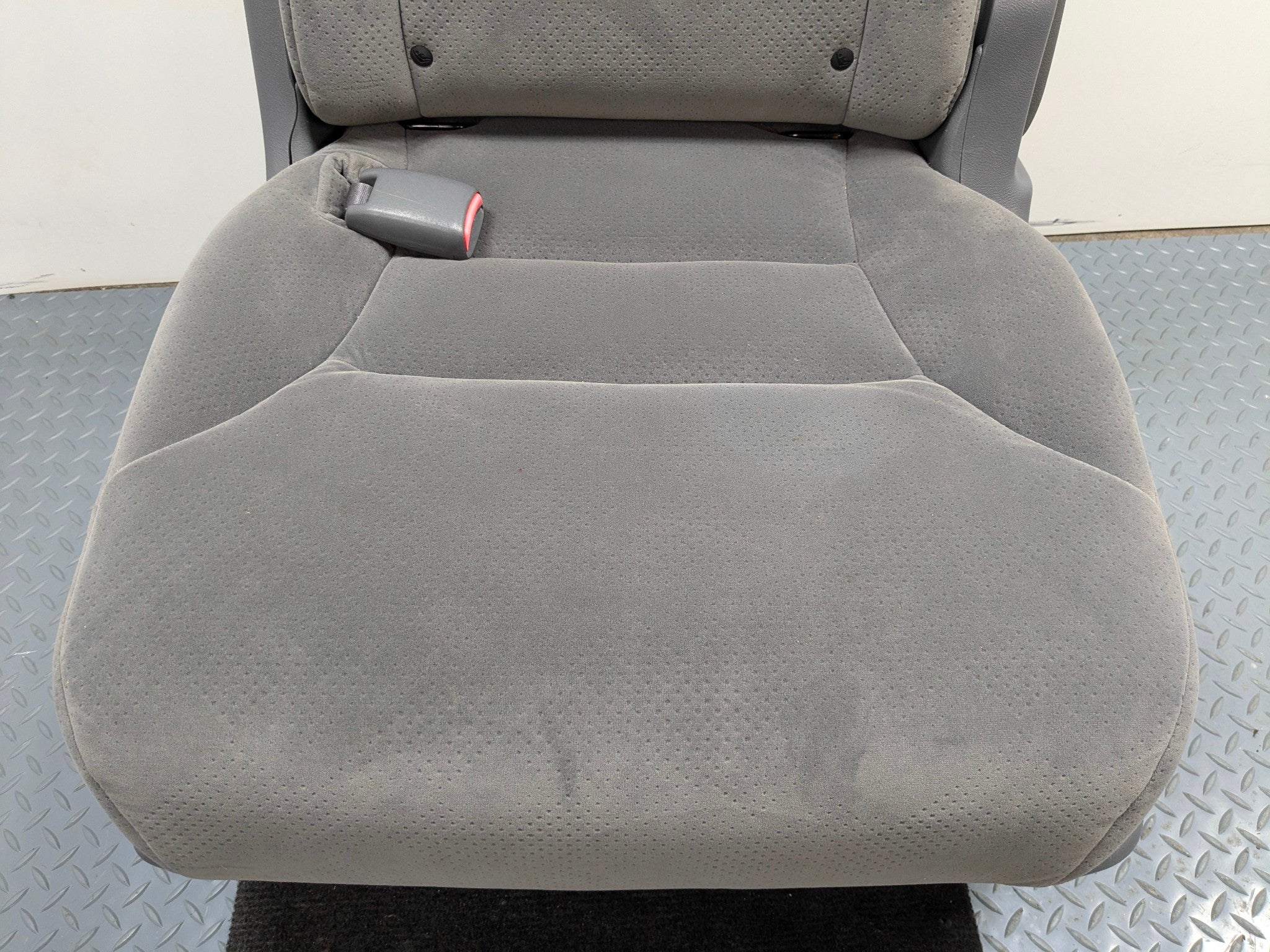 05 - 10 OEM HONDA ODYSSEY REAR LEFT SIDE SECOND ROW SEAT WITH SEATBELT BUCKLE