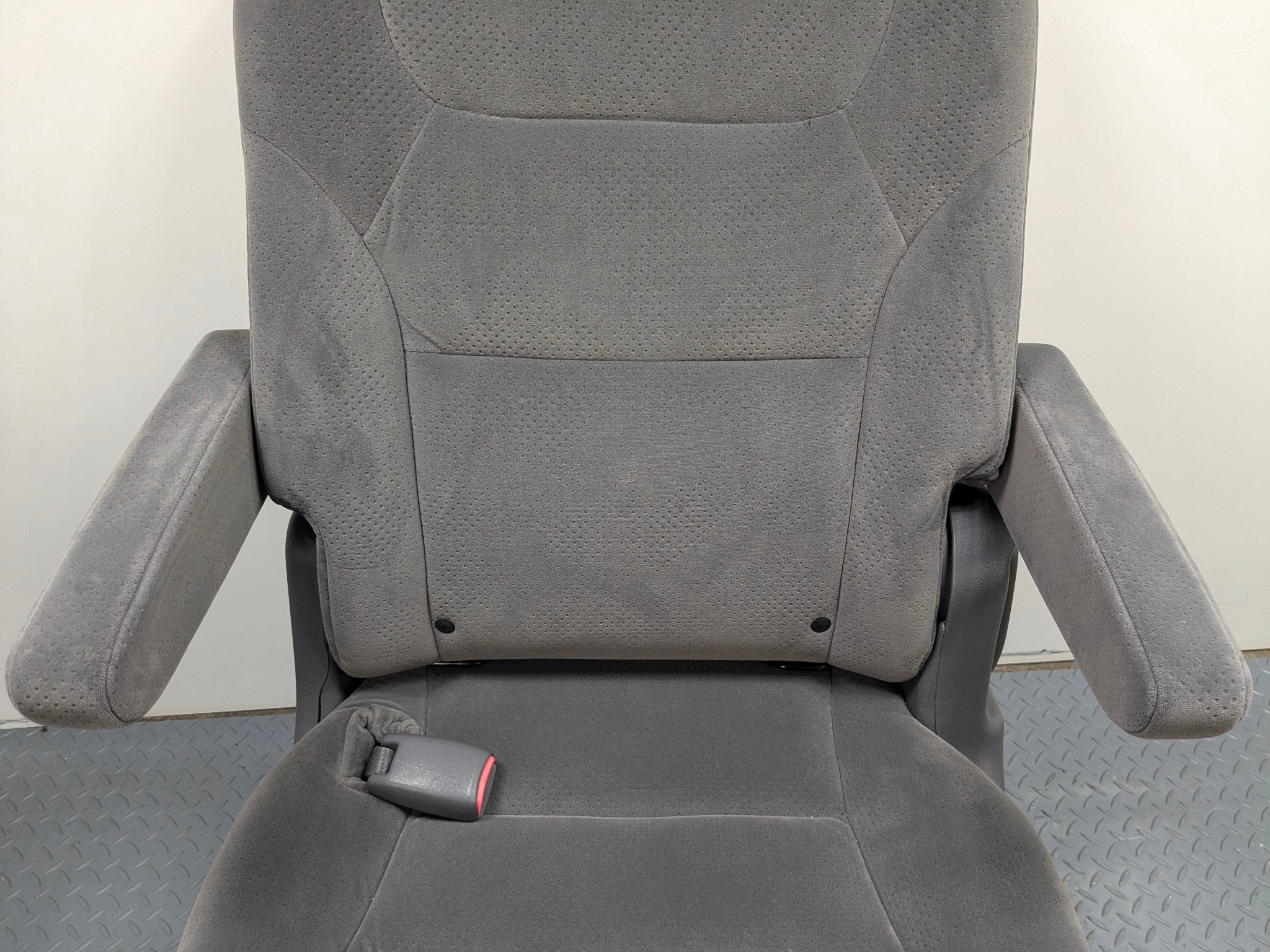 05 - 10 OEM HONDA ODYSSEY REAR LEFT SIDE SECOND ROW SEAT WITH SEATBELT BUCKLE