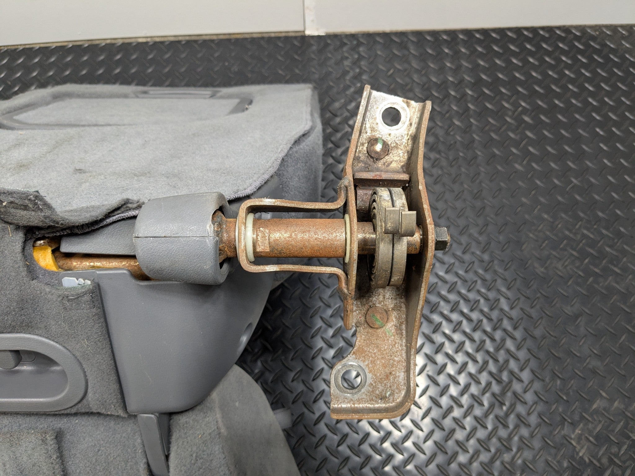 05 - 10 OEM HONDA ODYSSEY REAR LEFT SIDE SECOND ROW SEAT WITH SEATBELT BUCKLE