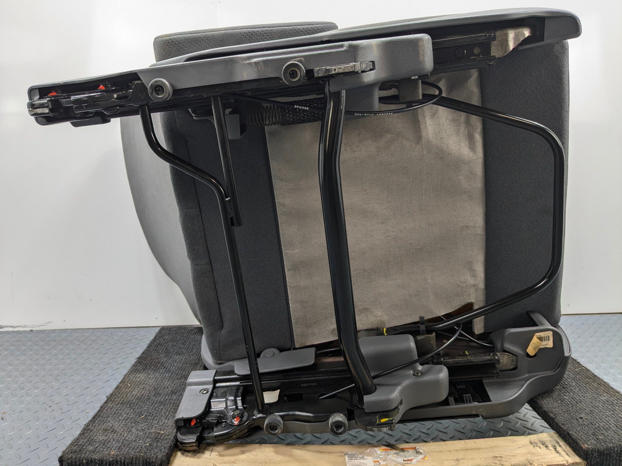 05 - 10 OEM HONDA ODYSSEY REAR LEFT SIDE SECOND ROW SEAT WITH SEATBELT BUCKLE