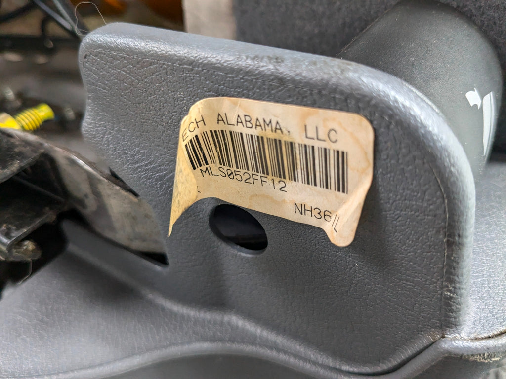 05 - 10 OEM HONDA ODYSSEY REAR LEFT SIDE SECOND ROW SEAT WITH SEATBELT BUCKLE