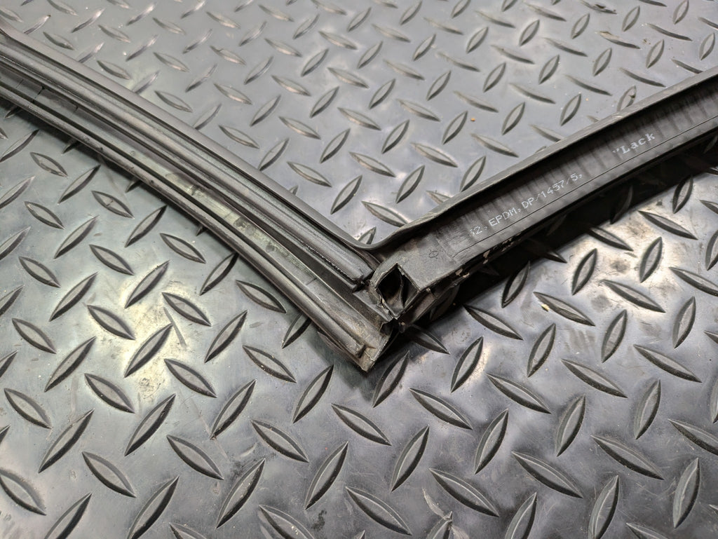 06 - 08 OEM PORSCHE CAYMAN FRONT RIGHT SIDE TRUNK HATCH SEAL WEATHER STRIPPING