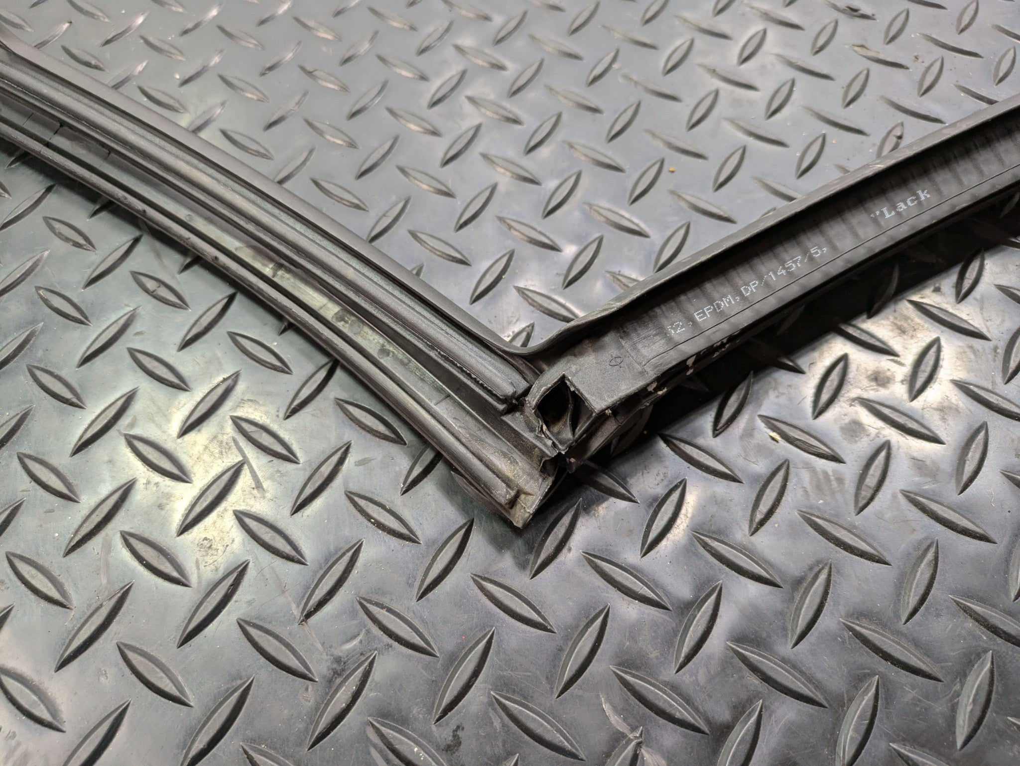 06 - 08 OEM PORSCHE CAYMAN FRONT RIGHT SIDE TRUNK HATCH SEAL WEATHER STRIPPING