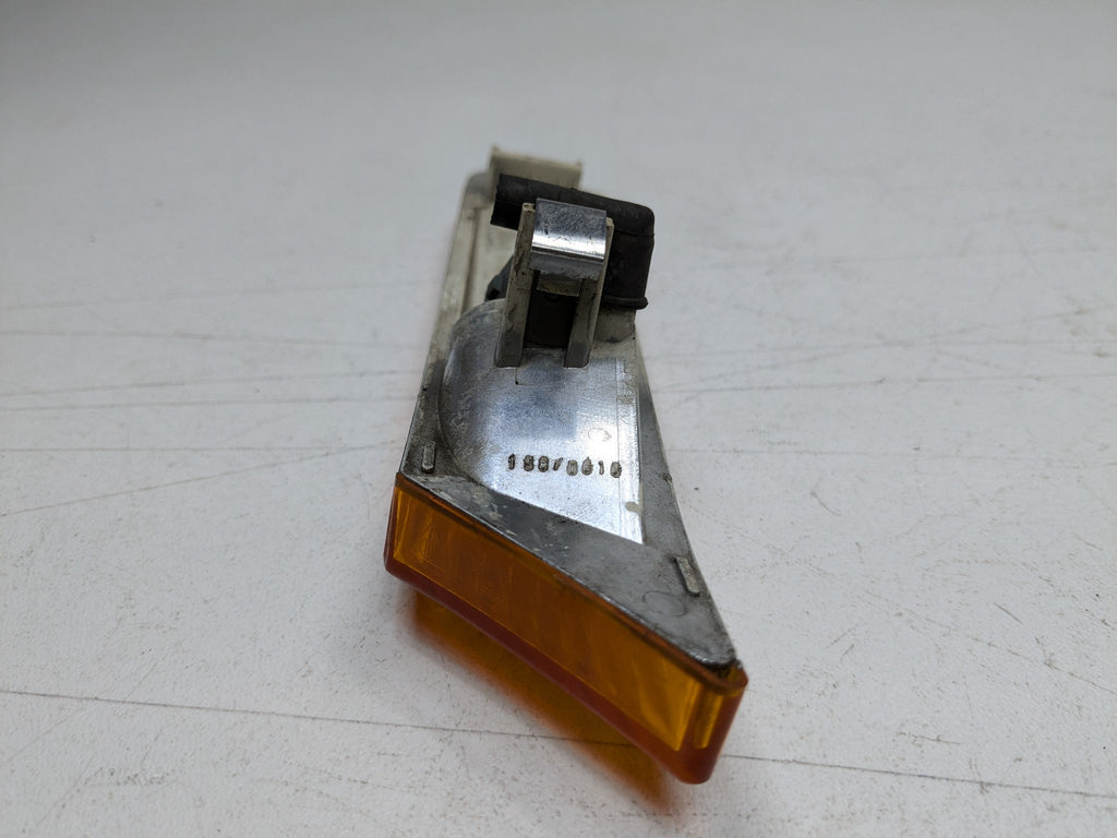 06 - 08 OEM PORSCHE CAYMAN FRONT RIGHT PASSENGER SIDE TURN SIGNAL MARKER LIGHT