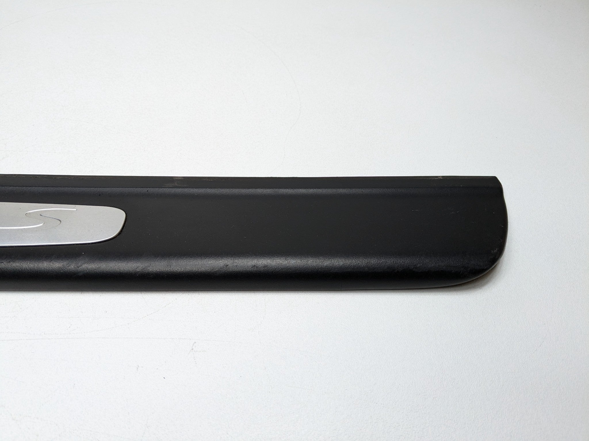 2006 - 2008 OEM PORSCHE CAYMAN RIGHT PASSENGER SIDE DOOR SCUFF SILL PLATE TRIM