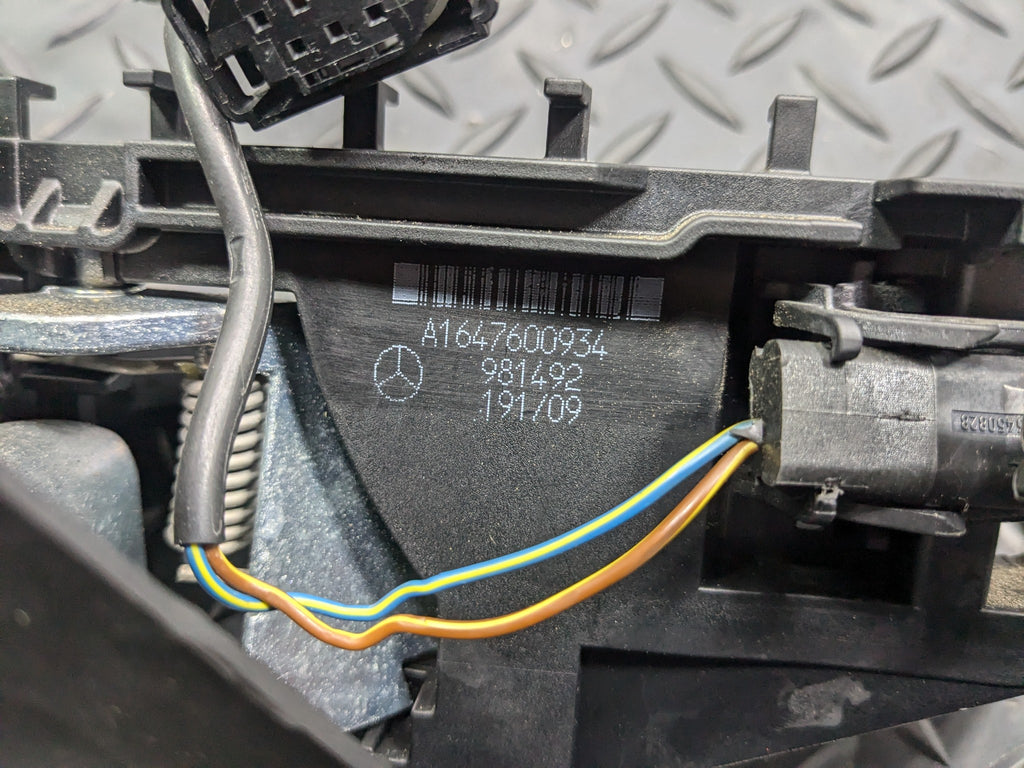 2009 - 2011 OEM MERCEDES-BENZ ML63 FRONT LEFT SIDE OUTSIDE DOOR HANDLE