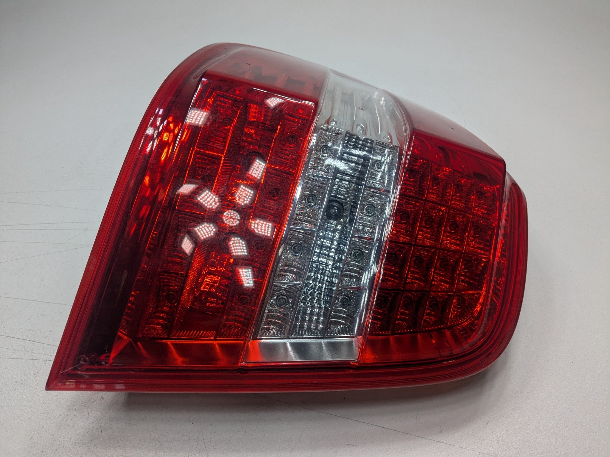 2009 - 2011 OEM MERCEDES-BENZ ML63 REAR LEFT SIDE OUTER TAIL LIGHT