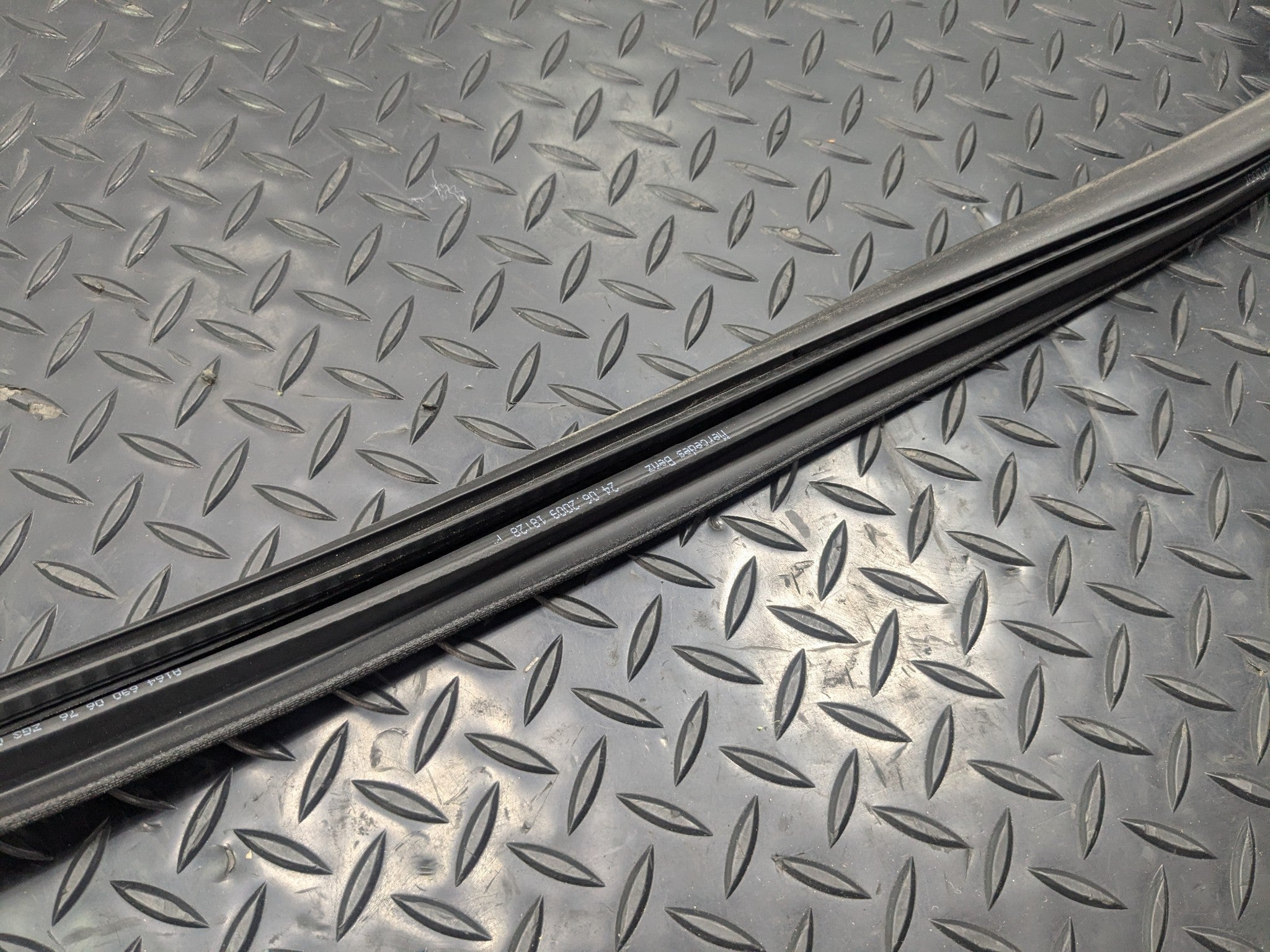 2009 - 2011 OEM MERCEDES-BENZ ML63 REAR RIGHT DOOR SEAL WEATHER STRIPPING RUBBER