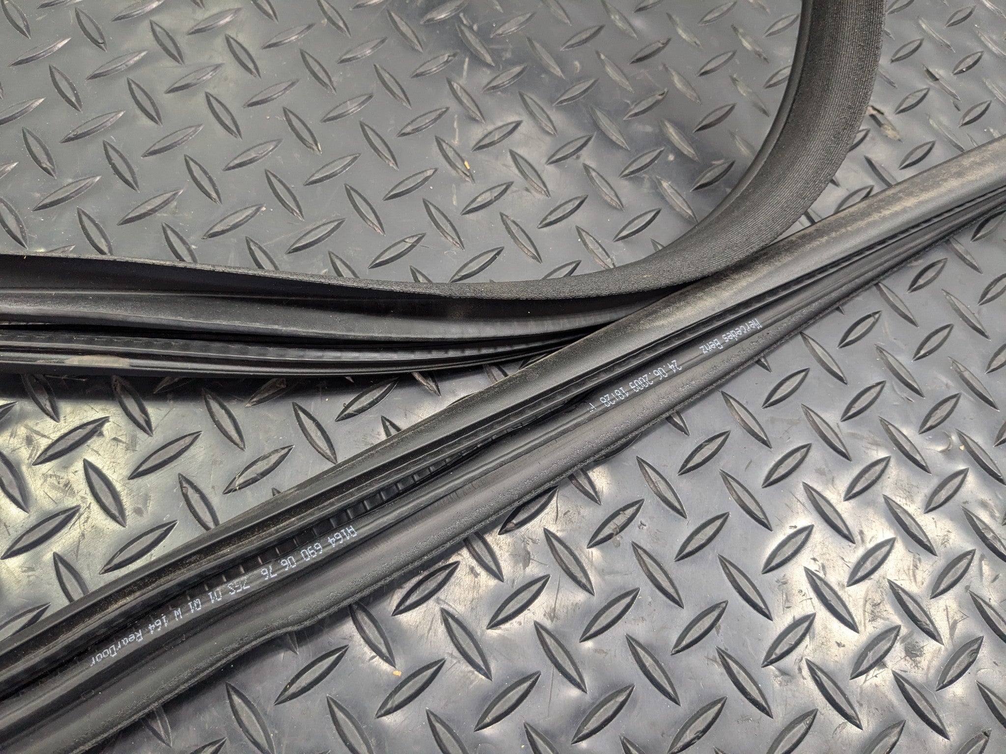 2009 - 2011 OEM MERCEDES-BENZ ML63 REAR RIGHT DOOR SEAL WEATHER STRIPPING RUBBER