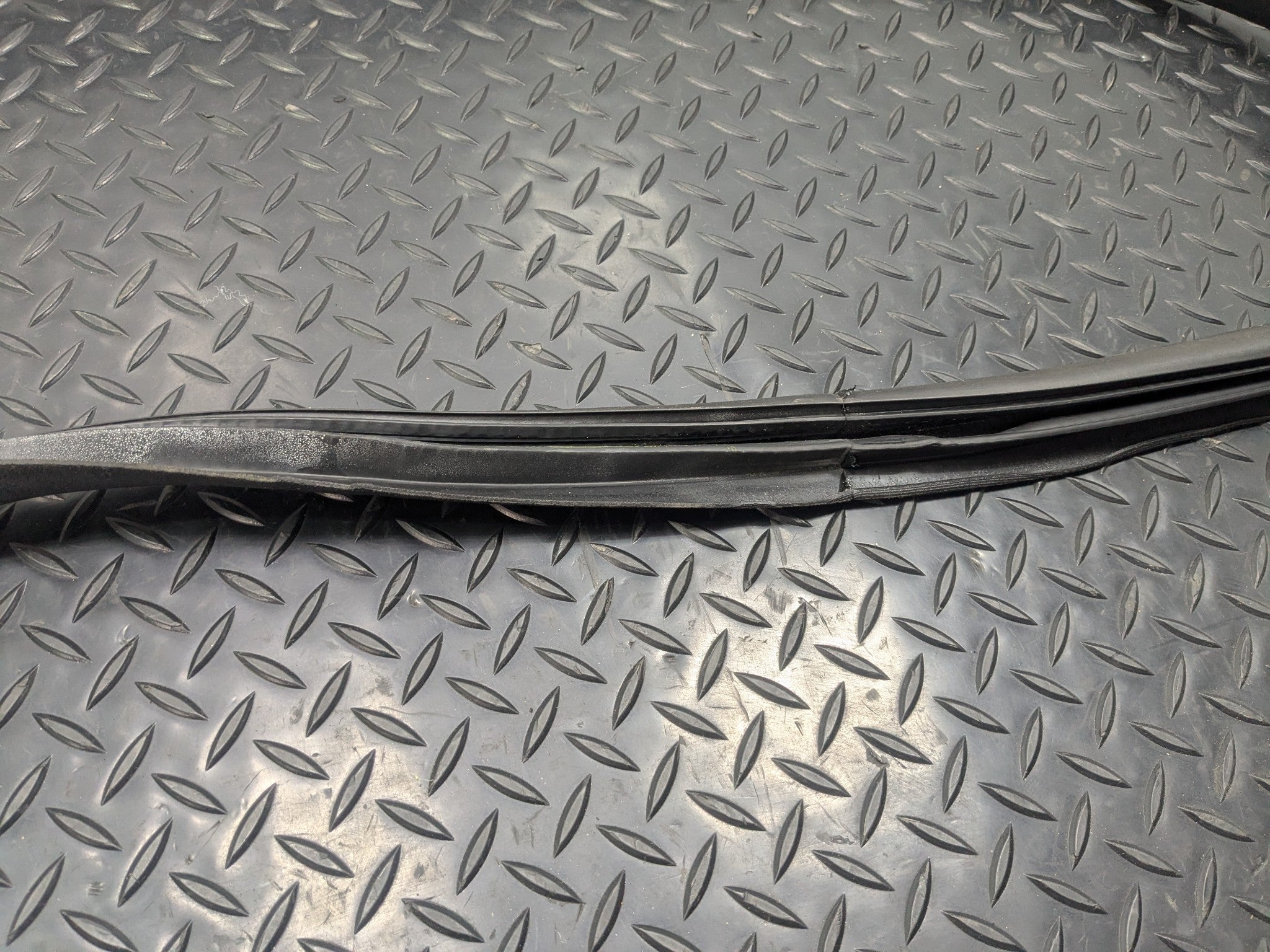 09 - 11 OEM MERCEDES-BENZ ML63 FRONT RIGHT DOOR SEAL WEATHER STRIPPING RUBBER