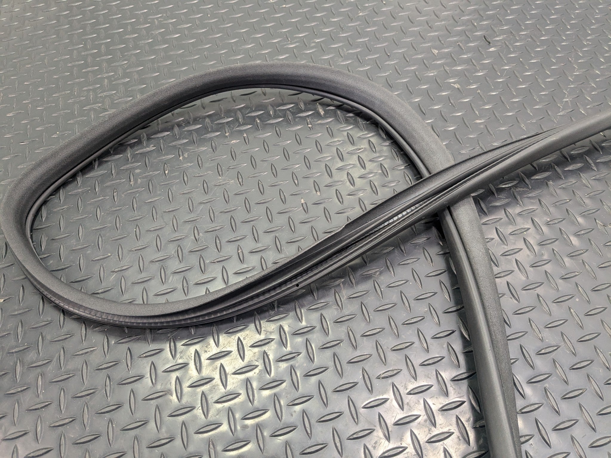 2009 - 2011 OEM MERCEDES-BENZ ML63 REAR LEFT DOOR SEAL WEATHER STRIPPING RUBBER