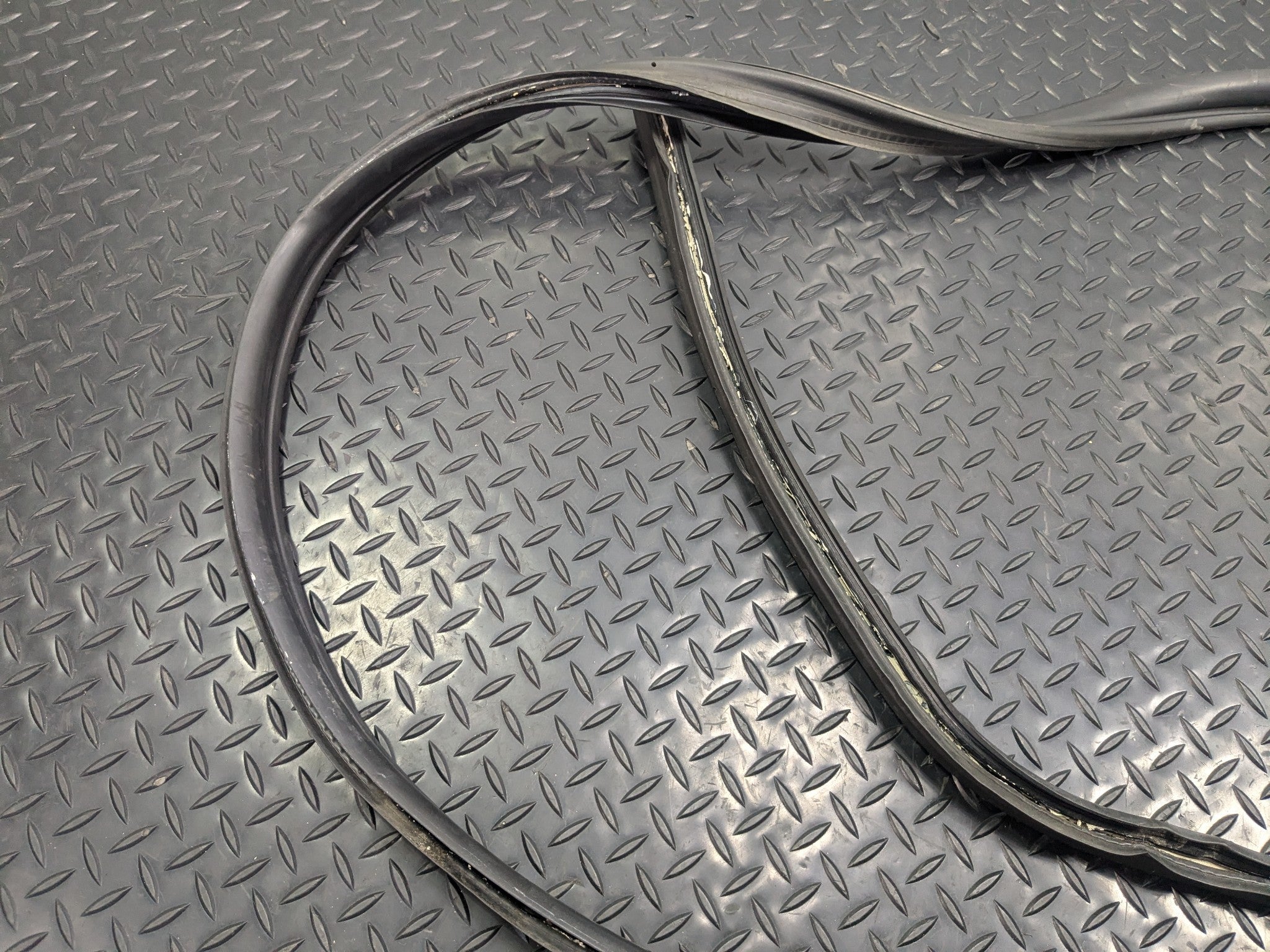 2009 - 2011 OEM MERCEDES-BENZ ML63 REAR LEFT DOOR SEAL WEATHER STRIPPING RUBBER