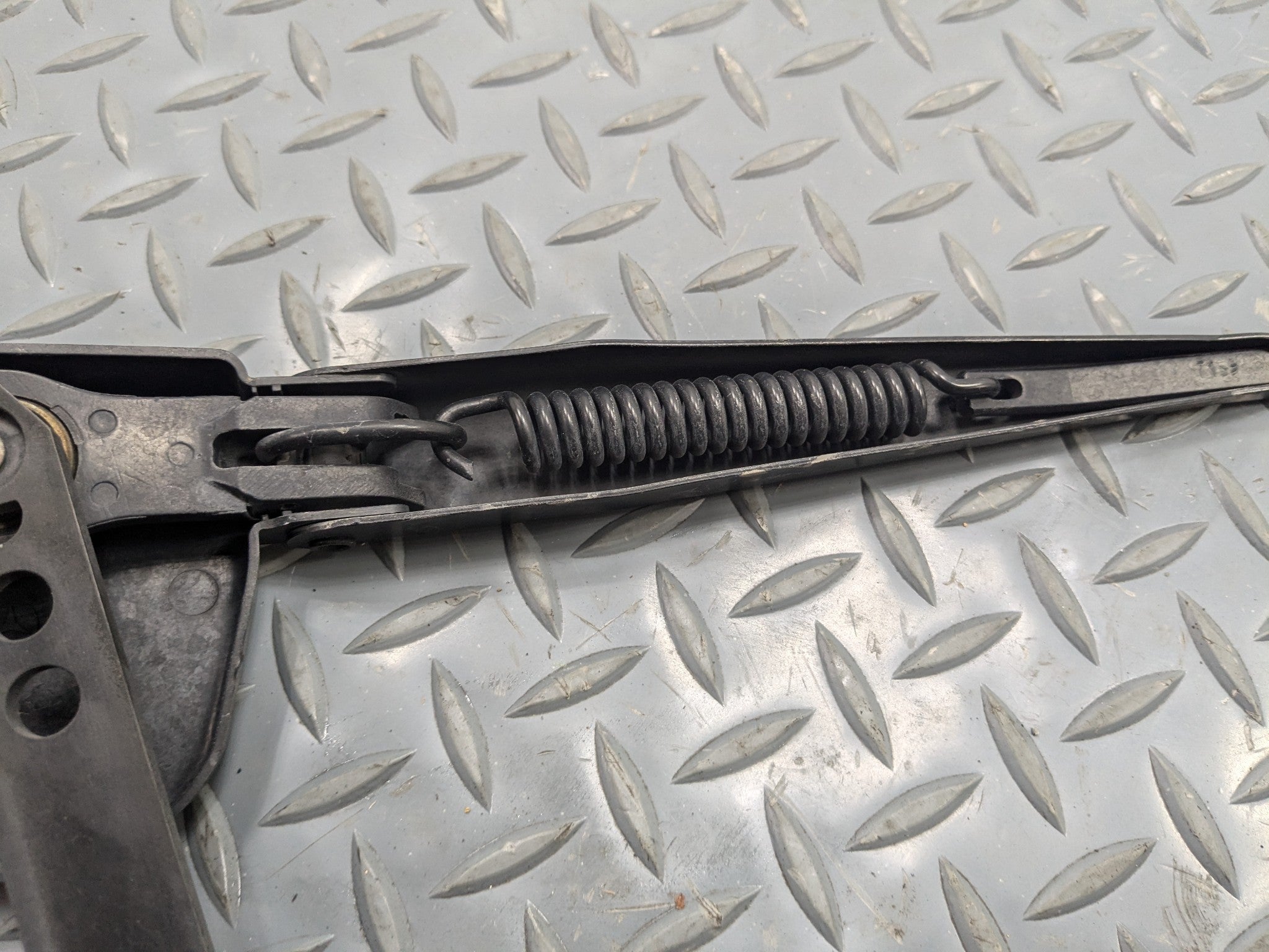 2009 - 2011 OEM MERCEDES-BENZ ML63 FRONT RIGHT SIDE WINDSHIELD WIPER ARM