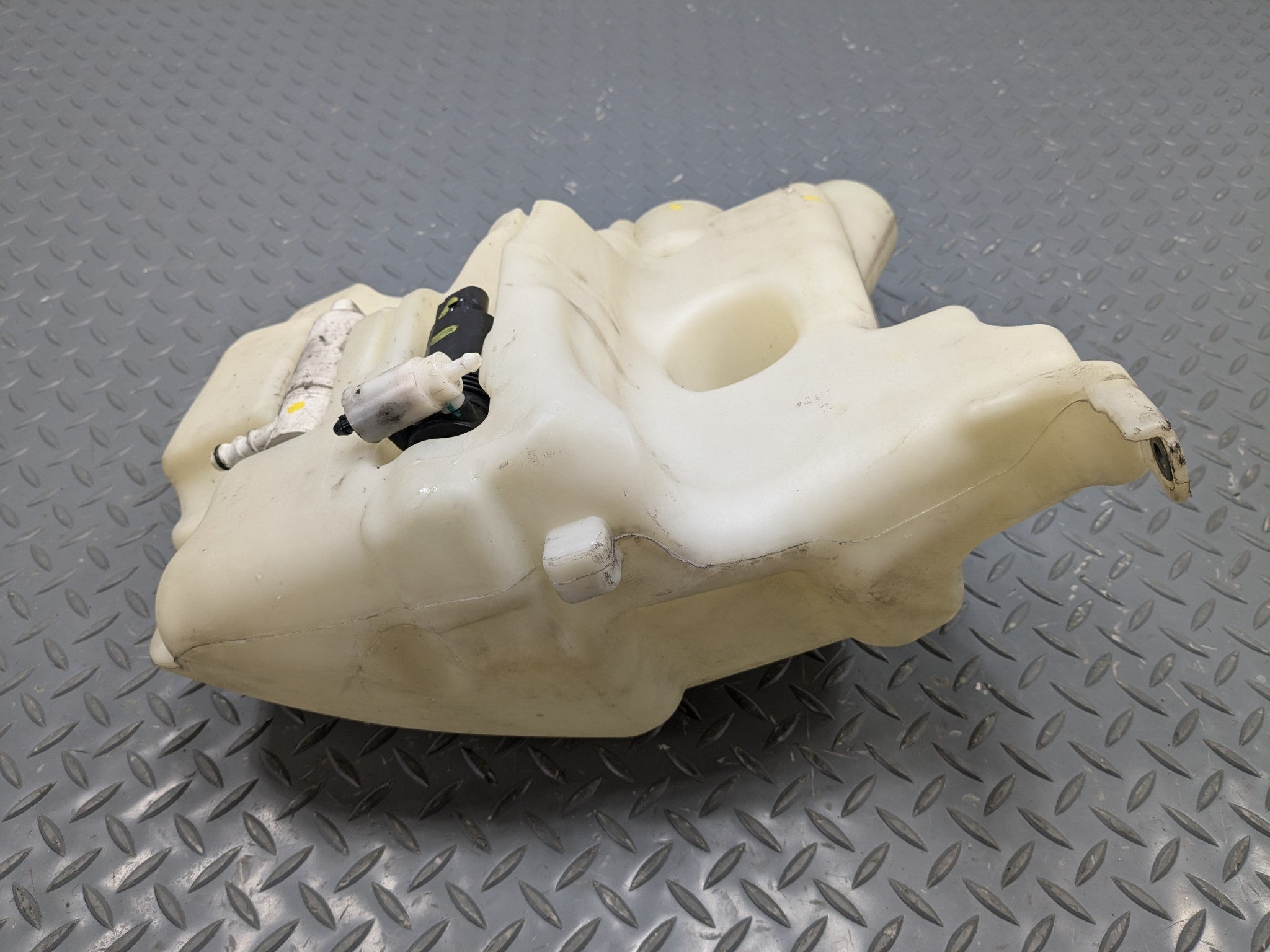 2009 - 2011 OEM MERCEDES-BENZ ML63 WINDSCREEN WASHER FLUID BOOTLE TANK
