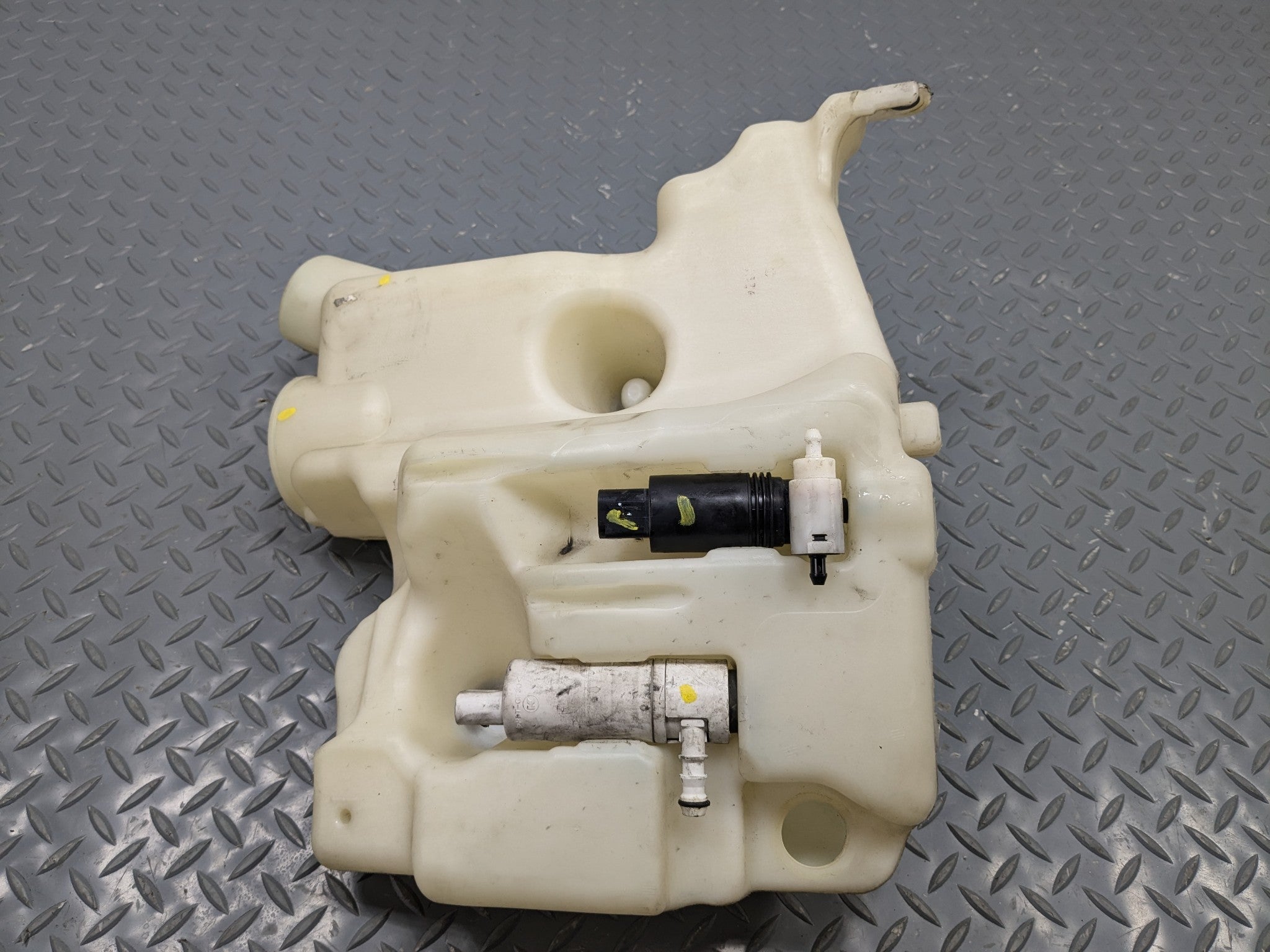 2009 - 2011 OEM MERCEDES-BENZ ML63 WINDSCREEN WASHER FLUID BOOTLE TANK